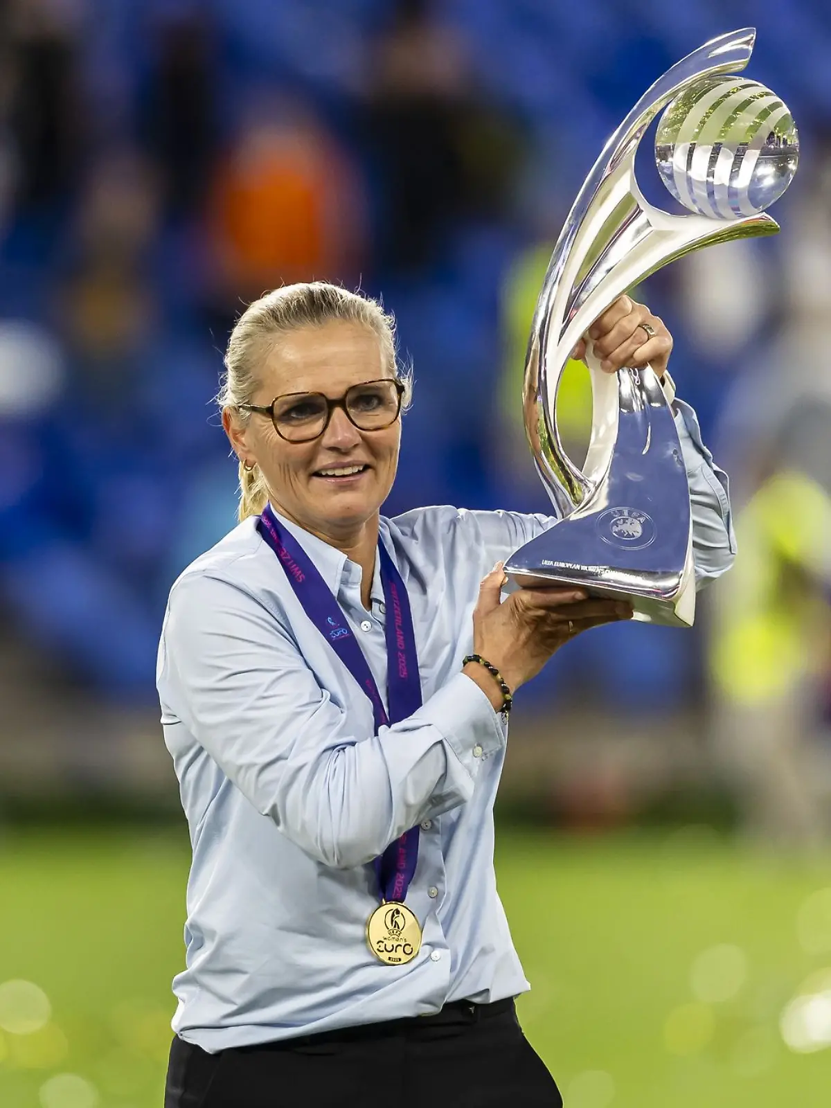 Bild zu: "England-Trainerin Wiegman erhält Ritterschlag"