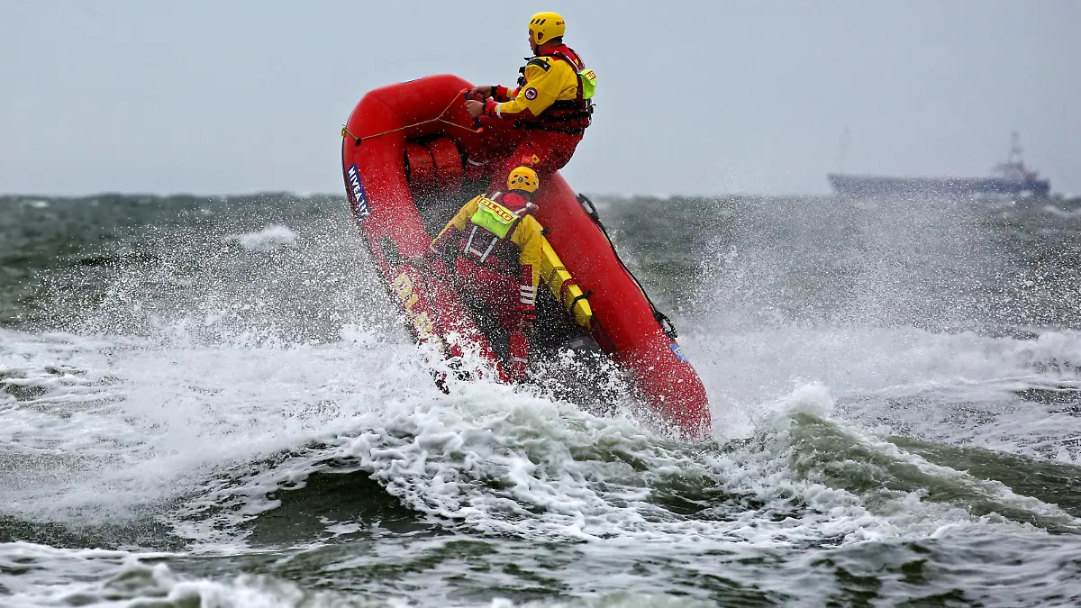 Beim 20. Internationalen DLRG-Cup am 15.07.2016 am Ostseestrand von Warnemünde (Mecklenburg-Vorpommern) fährt ein Schlauchboot der Schiedsrichter probeweise durch die aufgepeitschte Ostsee. Wegen stürmischer Wetterverhältnisse finden nach dem Start d
