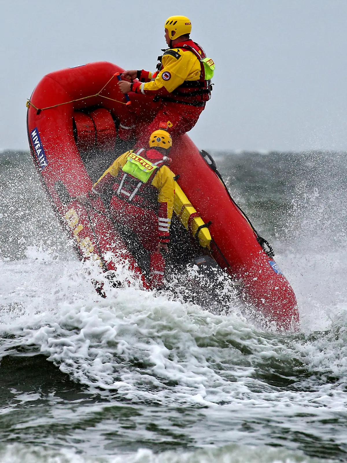 Beim 20. Internationalen DLRG-Cup am 15.07.2016 am Ostseestrand von Warnemünde (Mecklenburg-Vorpommern) fährt ein Schlauchboot der Schiedsrichter probeweise durch die aufgepeitschte Ostsee. Wegen stürmischer Wetterverhältnisse finden nach dem Start d