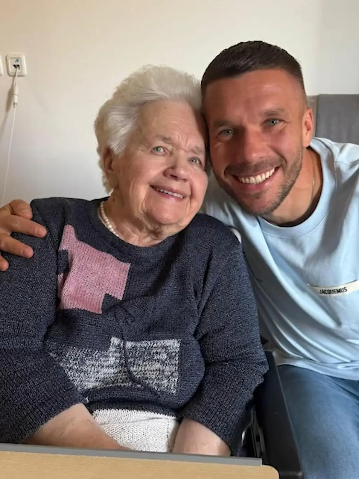 Bild zu: "Lukas Podolski trauert um seine Oma"
