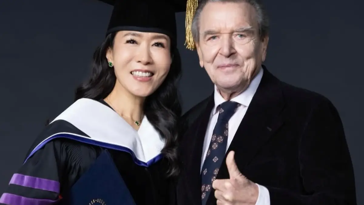 Altkanzler Gerhard Schröder ist offensichtlich stolz auf seine Frau Soyeon Schröder-Kim 