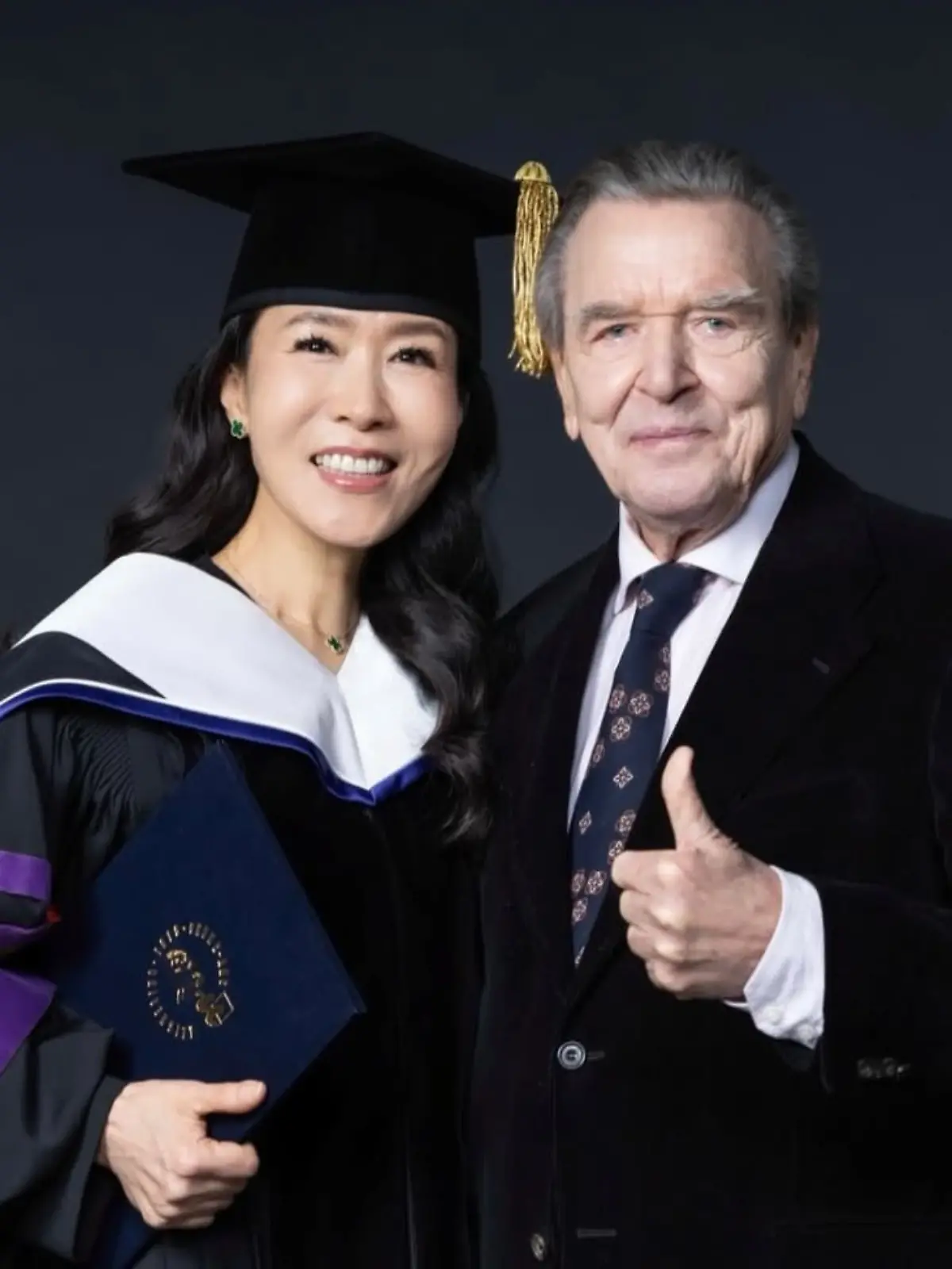 Altkanzler Gerhard Schröder ist offensichtlich stolz auf seine Frau Soyeon Schröder-Kim 