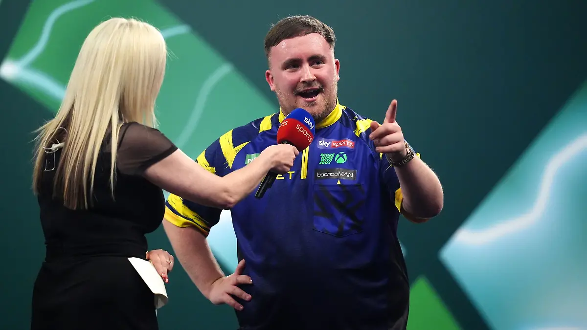 Grüße an die Fans: Weltmeister Luke Littler reagiert auf Buhrufe.