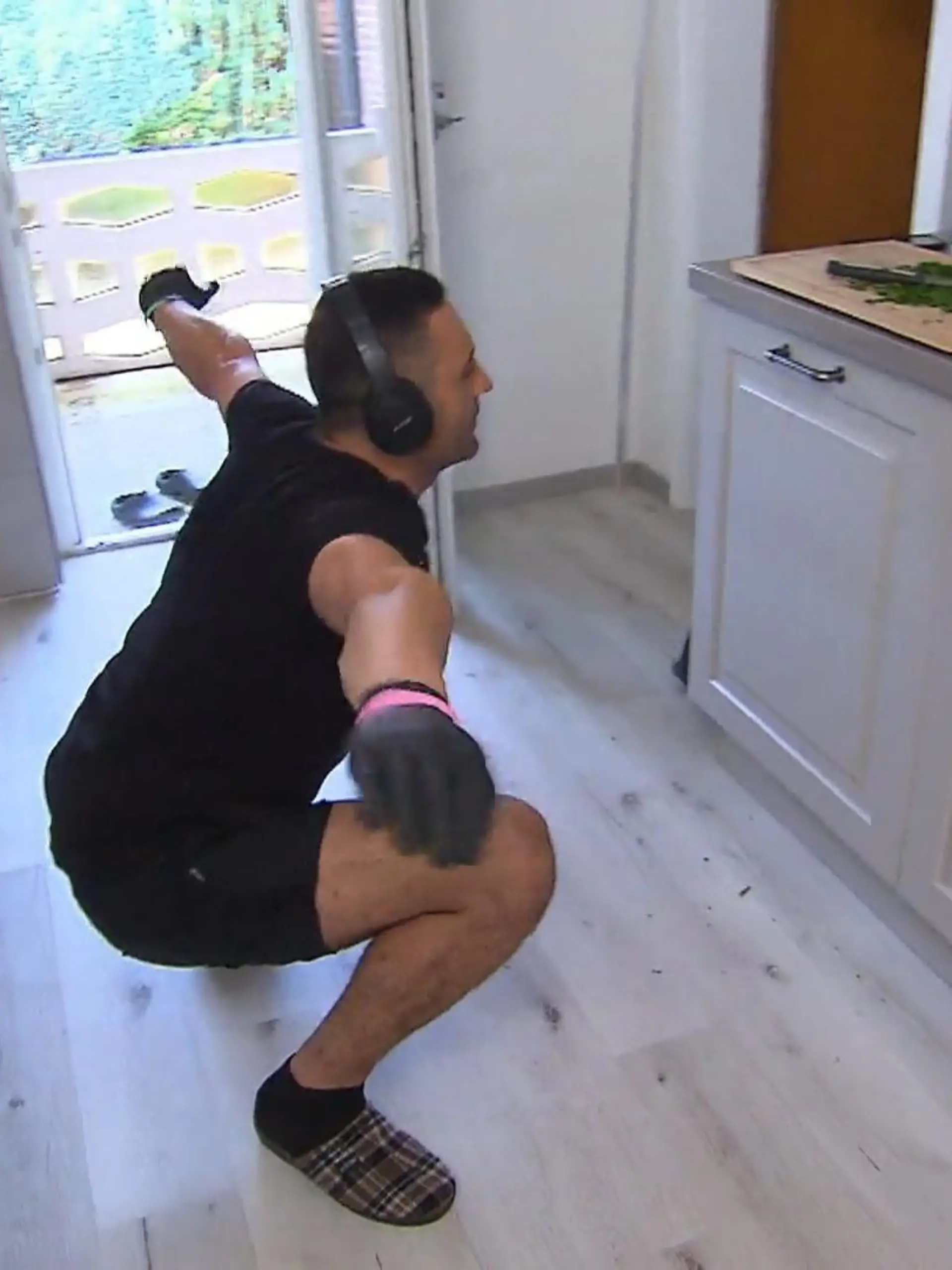 Bild zu: "Adib erdet sich mit einem flotten Küchen-Workout"