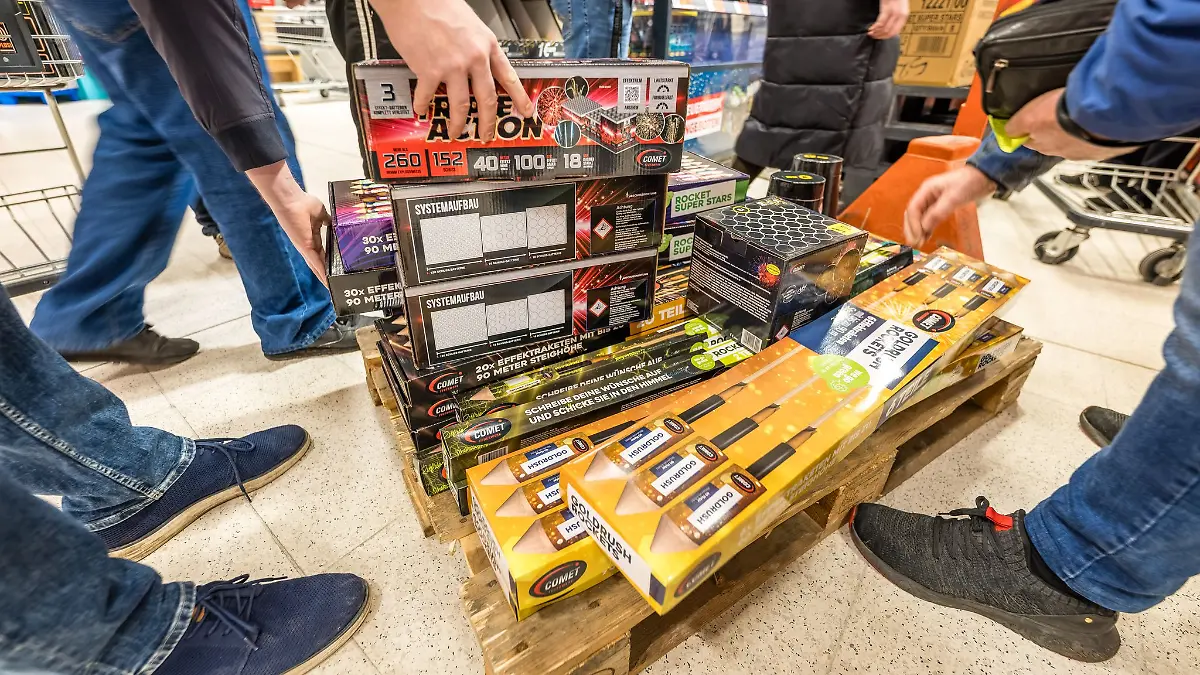 Feuerwerk-Fans-grillen-vor-Supermarkt-Lidl-Chef-komplett-fassungslos