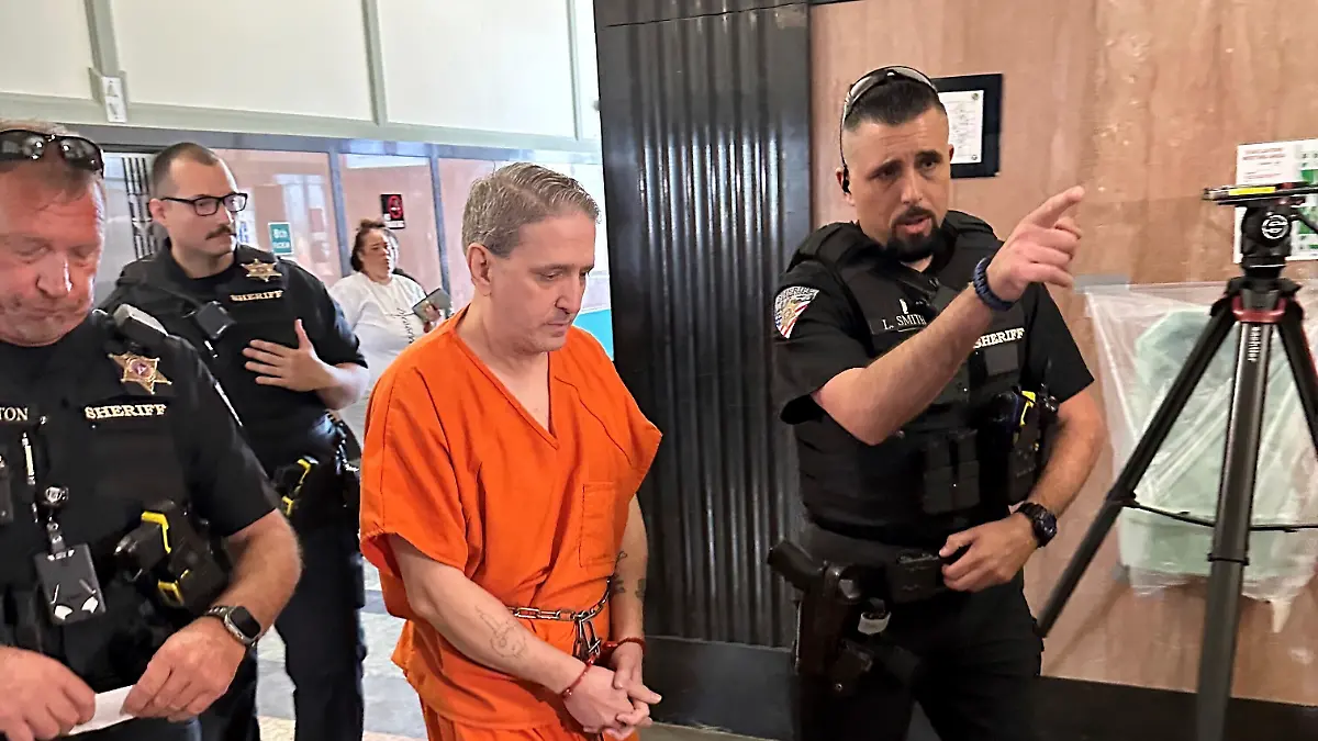 Beamte des Sheriffs von Oklahoma County führen den langjährigen Todestraktinsassen Richard Glossip am Montag, dem 9. Juni 2025, im Gerichtsgebäude von Oklahoma County in Oklahoma City in den Gerichtssaal. (AP Photo/Sean Murphy)