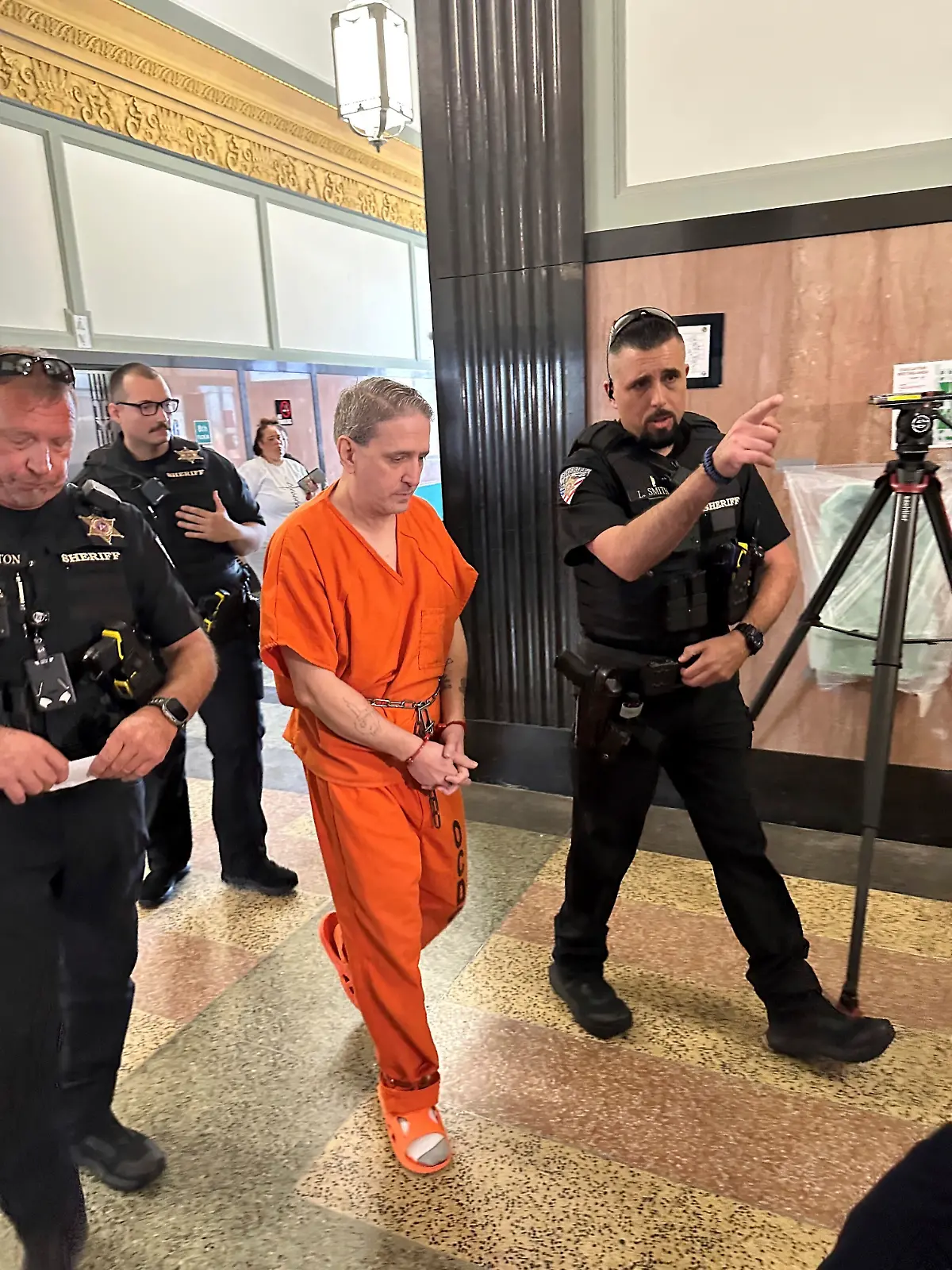 Beamte des Sheriffs von Oklahoma County führen den langjährigen Todestraktinsassen Richard Glossip am Montag, dem 9. Juni 2025, im Gerichtsgebäude von Oklahoma County in Oklahoma City in den Gerichtssaal. (AP Photo/Sean Murphy)