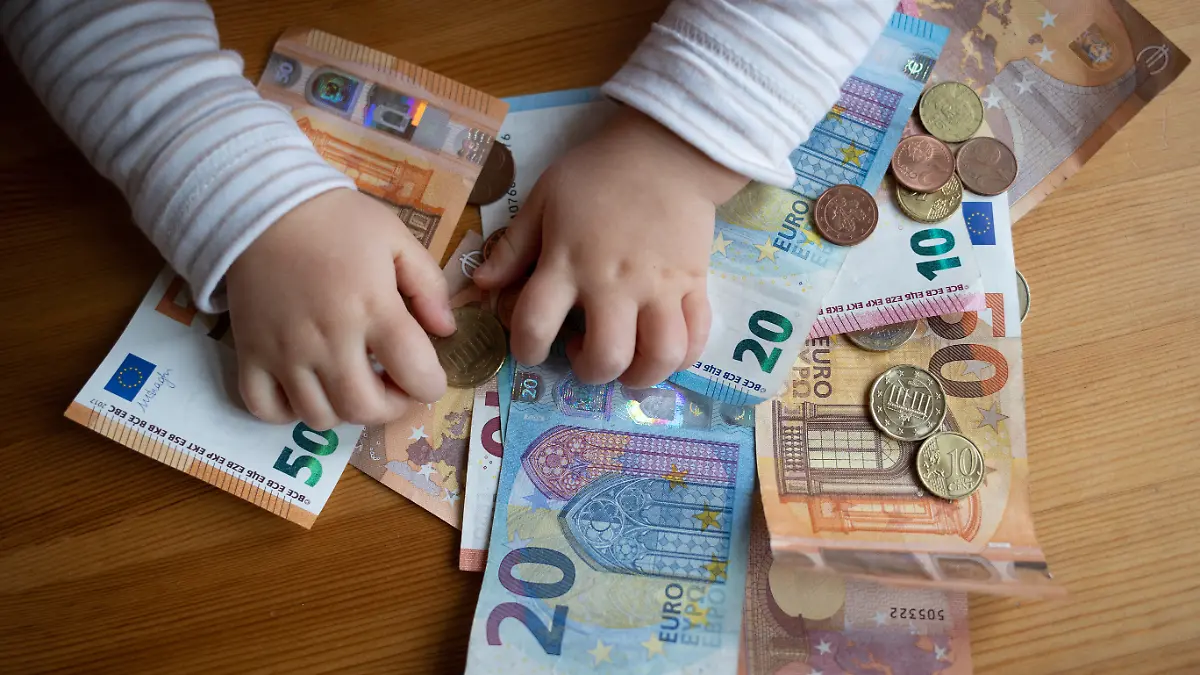 Kind greift nach Bargeld