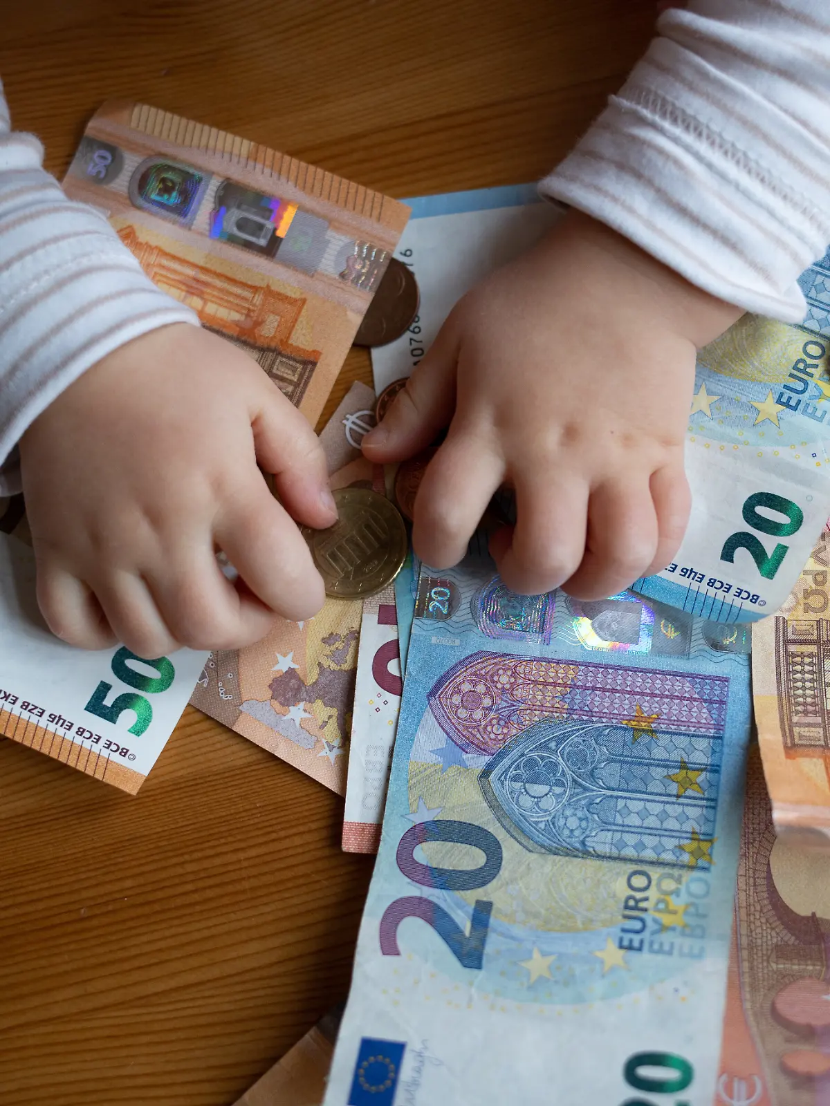 Kind greift nach Bargeld