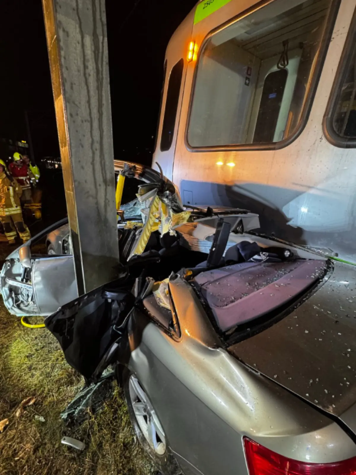 Bild zu: "Auto kracht in Mast! Unter den Verletzten ist ein 13-jähriges Kind"