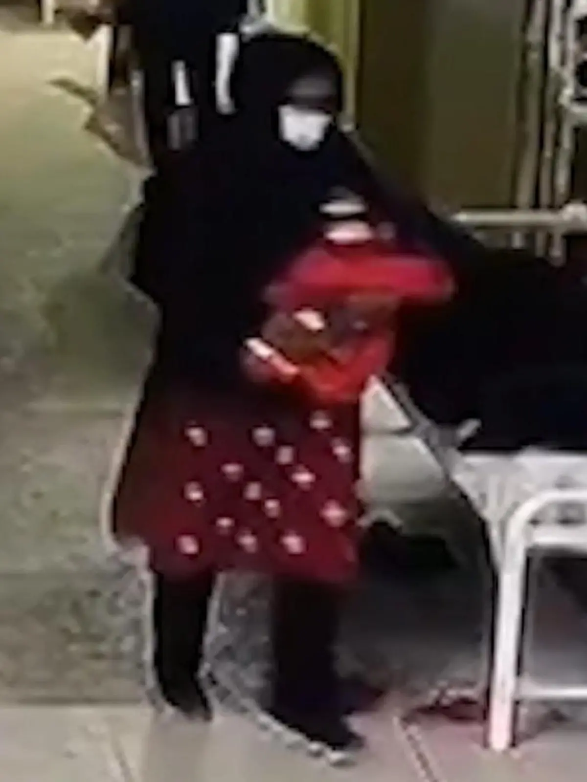 Bild zu: "Wenige Stunden nach Geburt! HIER stiehlt vermeintliche Krankenschwester Baby aus Klinik"