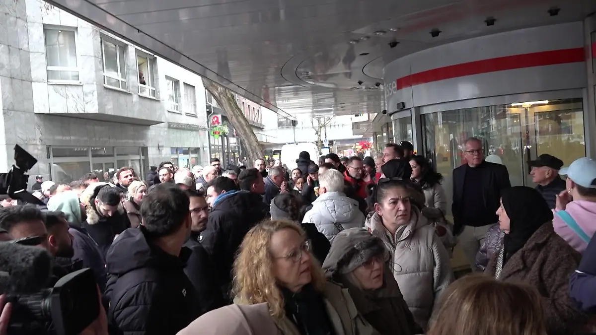 Tumulte und Sprechchöre – Wiedereröffnung der Gelsenkirchener Sparkasse abgesagt „Wir wollen rein, wir wollen rein!”