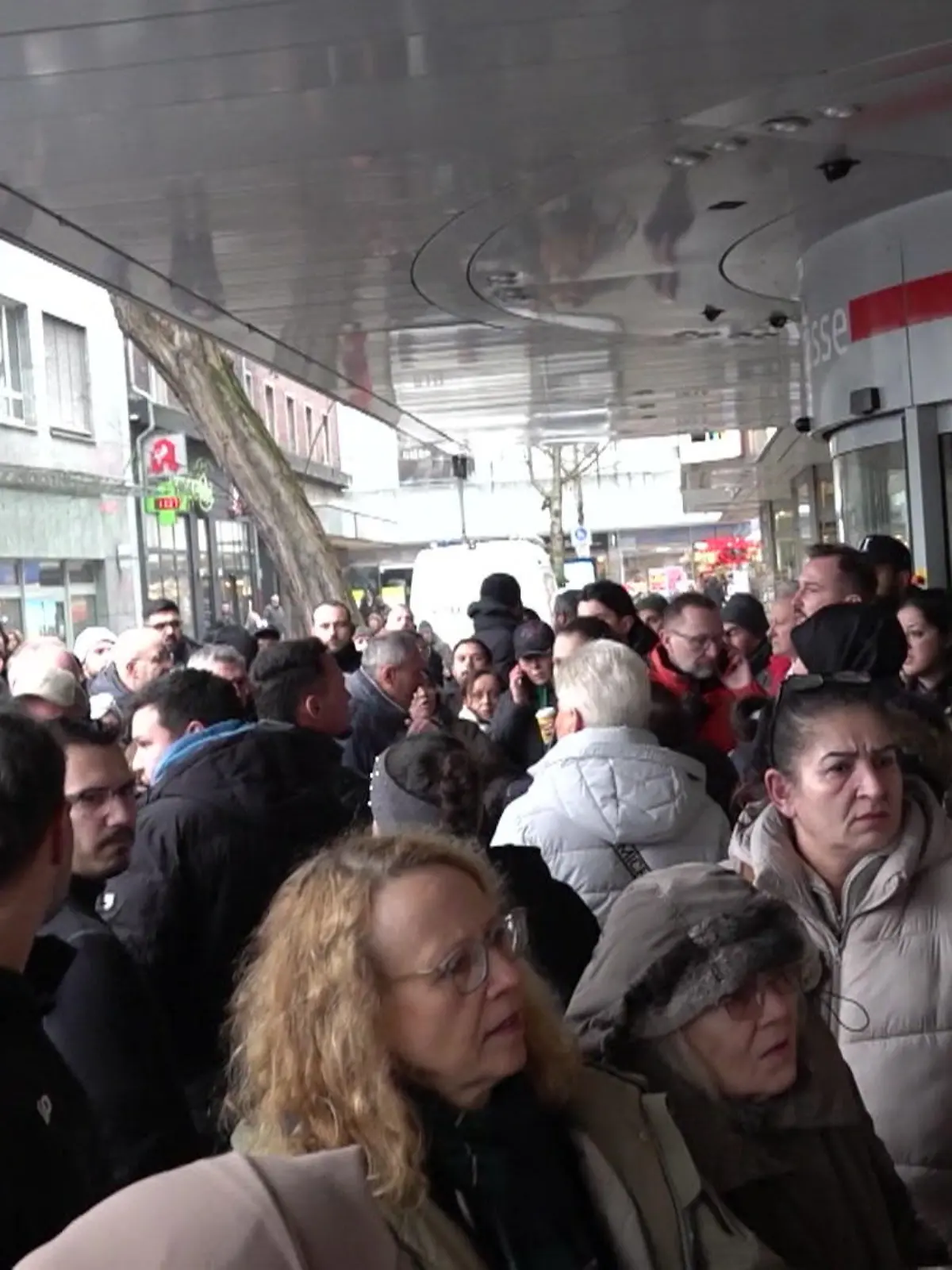 Bild zu: "Tumulte und Sprechchöre – Wiedereröffnung der Gelsenkirchener Sparkasse abgesagt"