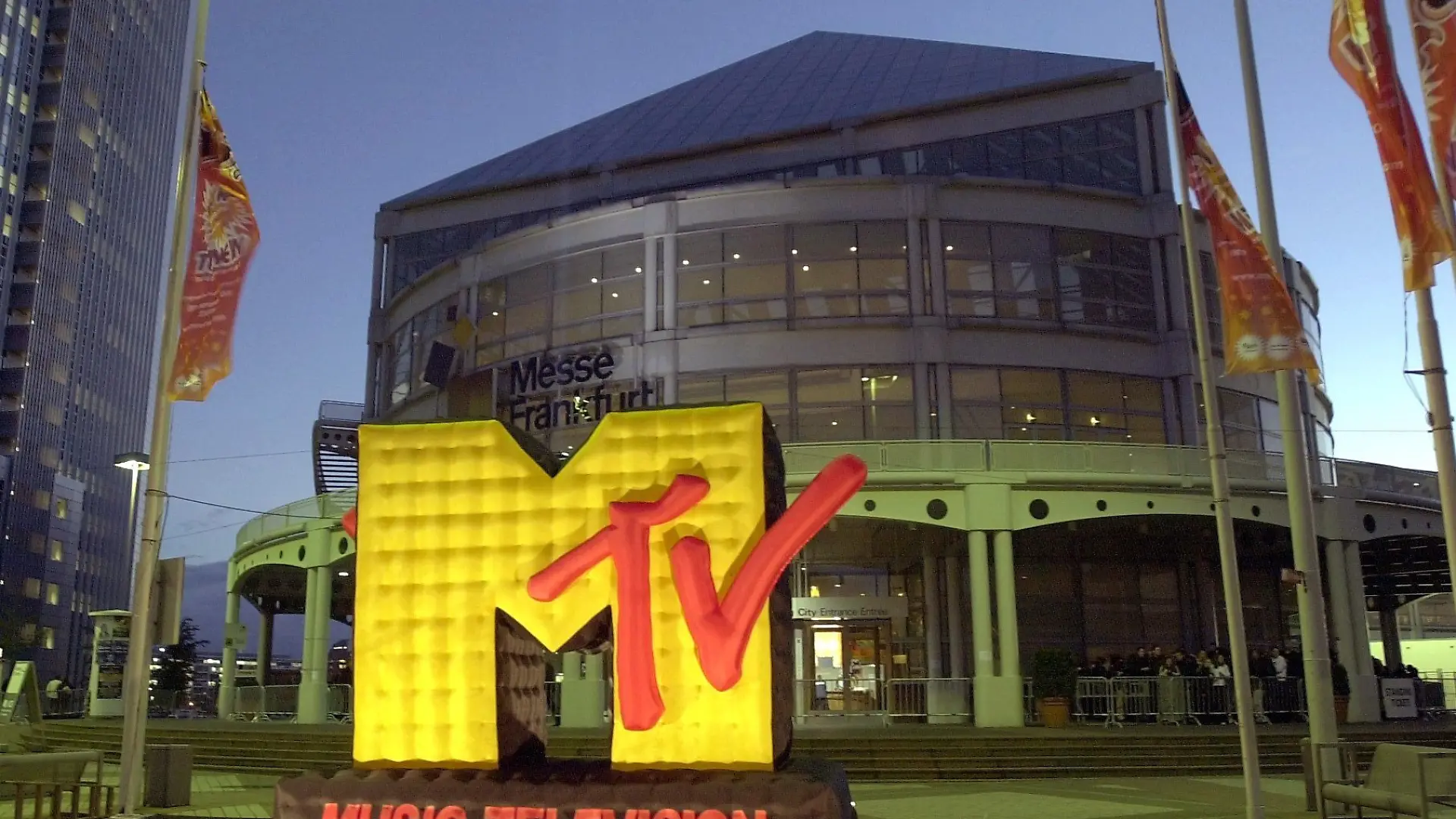 Das MTV-Logo steht am 08.11.2001 in Frankfurt am Main vor dem Eingang zum Messegelände und der Festhalle, in der der Musiksender seine Europe Music Awards verliehen hat.