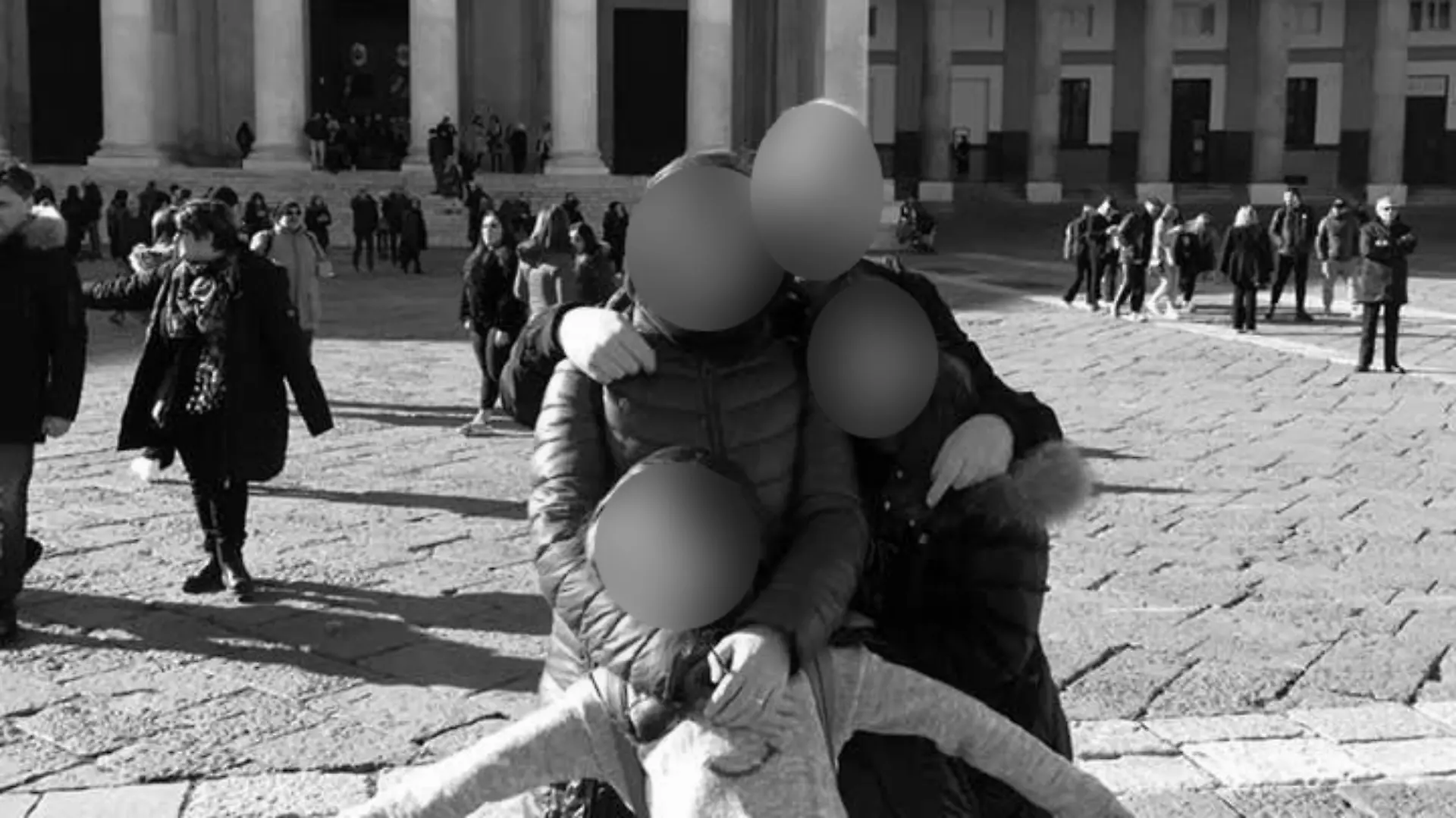 Die Mutter und die jüngste Tochter verlieren bei der Tragödie ihr Leben, der Vater liegt auf der Intensivstation.