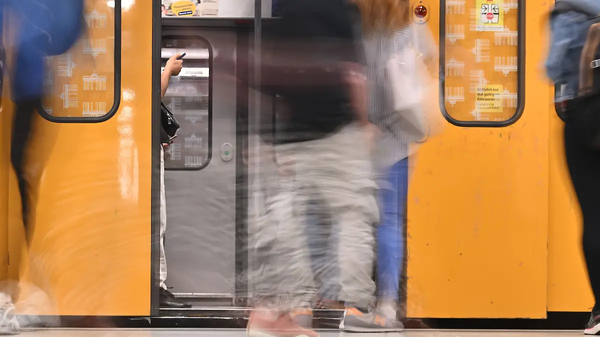 Fahrgäste steigen in eine U-Bahn der BVG ein