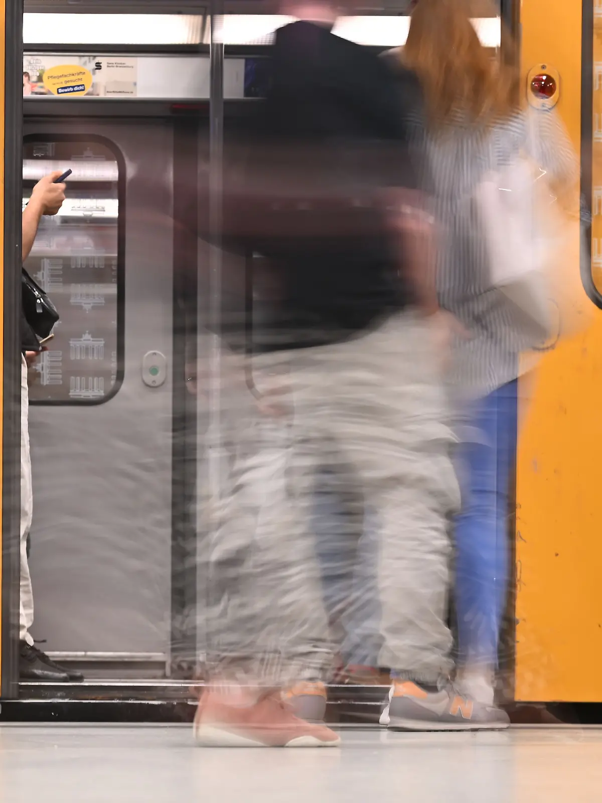 Fahrgäste steigen in eine U-Bahn der BVG ein