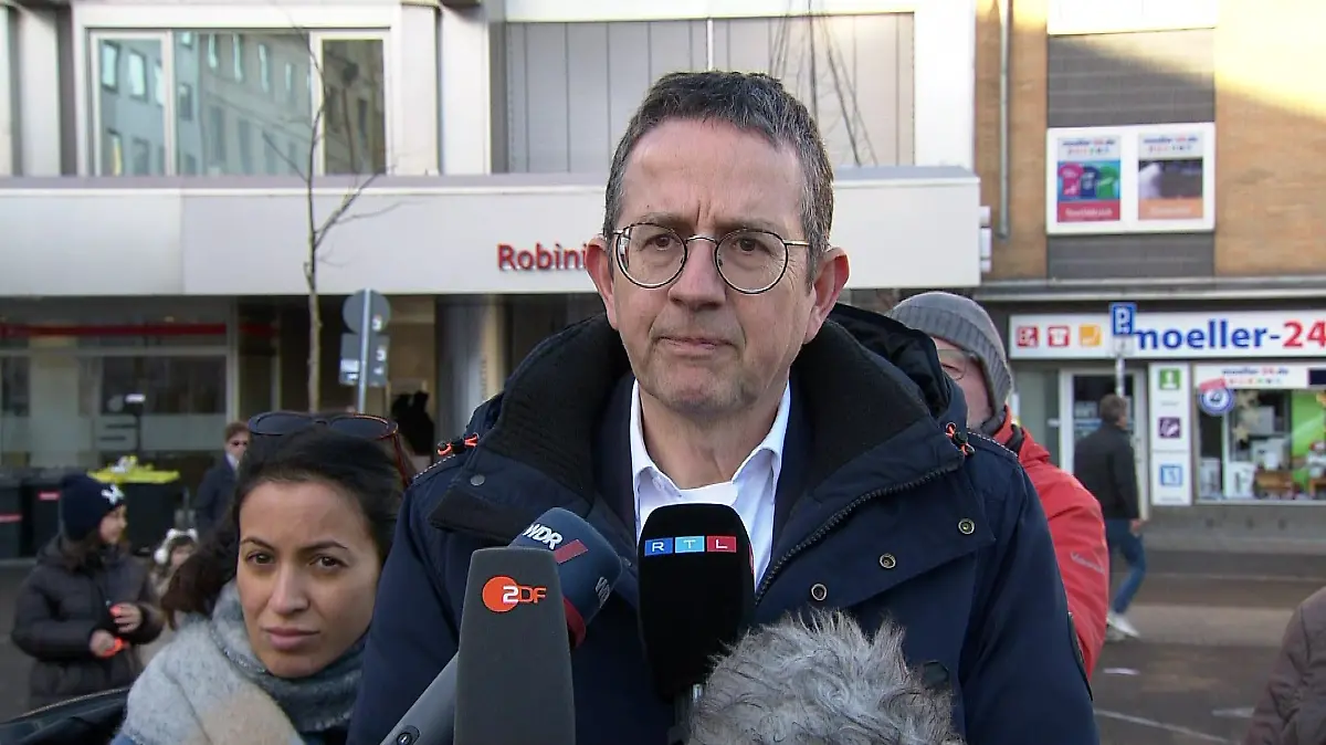 Frank Krallmann von der Sparkasse Gelsenkirchen drückt sein Bedauern nach dem Raub aus.