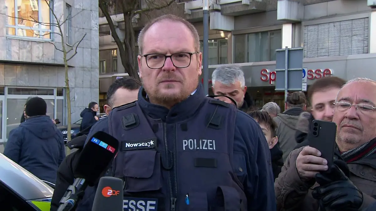 Gelsenkirchen-Sparkassen-Einbrecher-flohen-mit-DIESEM-Auto-und-30-Millionen-Euro-aus-Tresor-