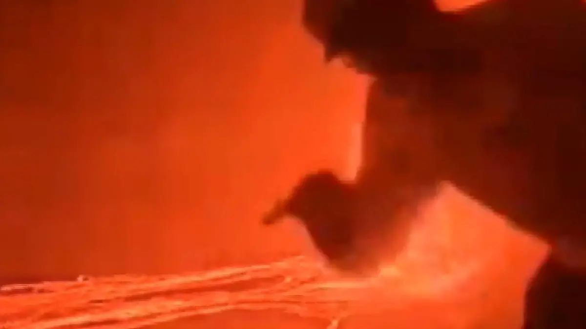 Vulkanausbruch-auf-Hawaii-Kilauea-spuckt-Lava-doch-diese-Touristen-riskieren-DAF-R-ihr-Leben