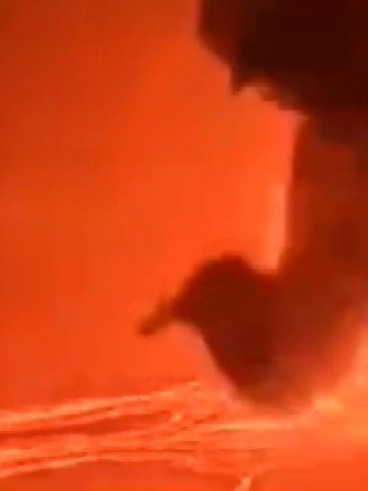 Alle Warnungen ignoriert! Vulkan spuckt Lava – Touris blödeln vor Webcam