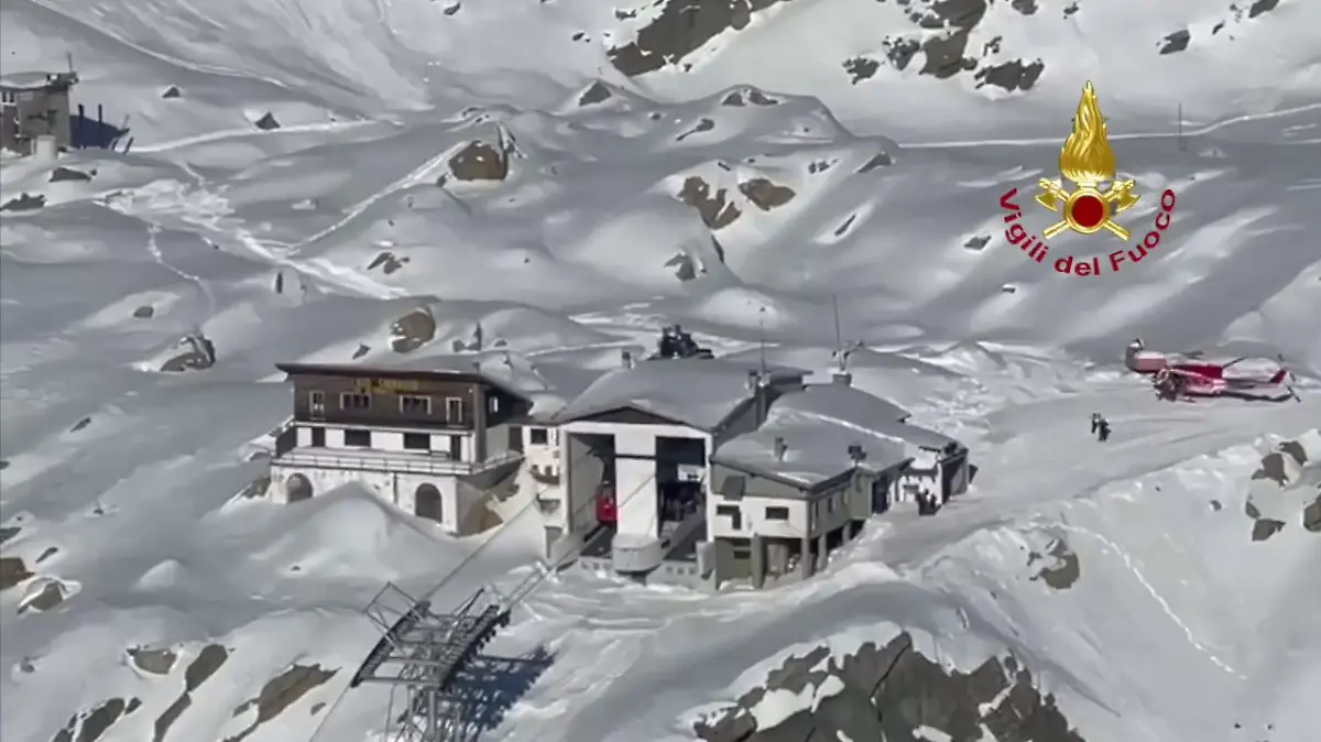 Nach einem Unfall an einer Seilbahn in den italienischen Alpen sitzen fast 100 Menschen in einem hoch gelegenen Skigebiet fest.