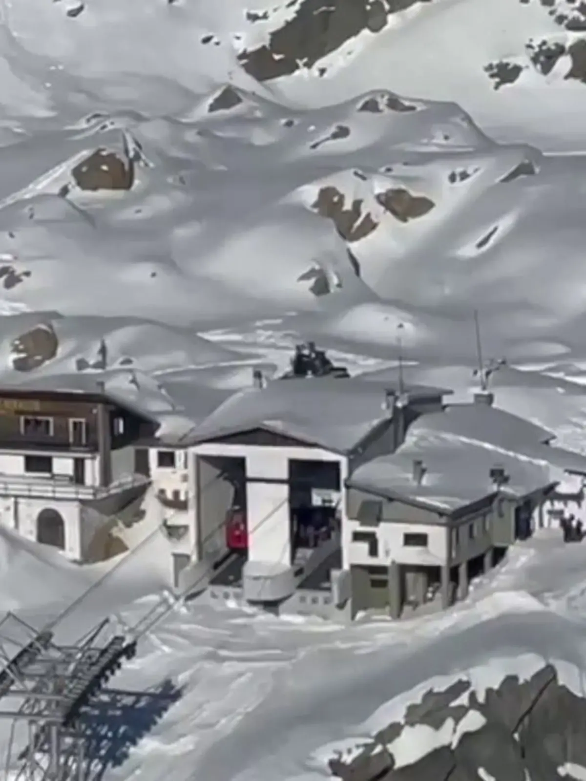 Nach einem Unfall an einer Seilbahn in den italienischen Alpen sitzen fast 100 Menschen in einem hoch gelegenen Skigebiet fest.