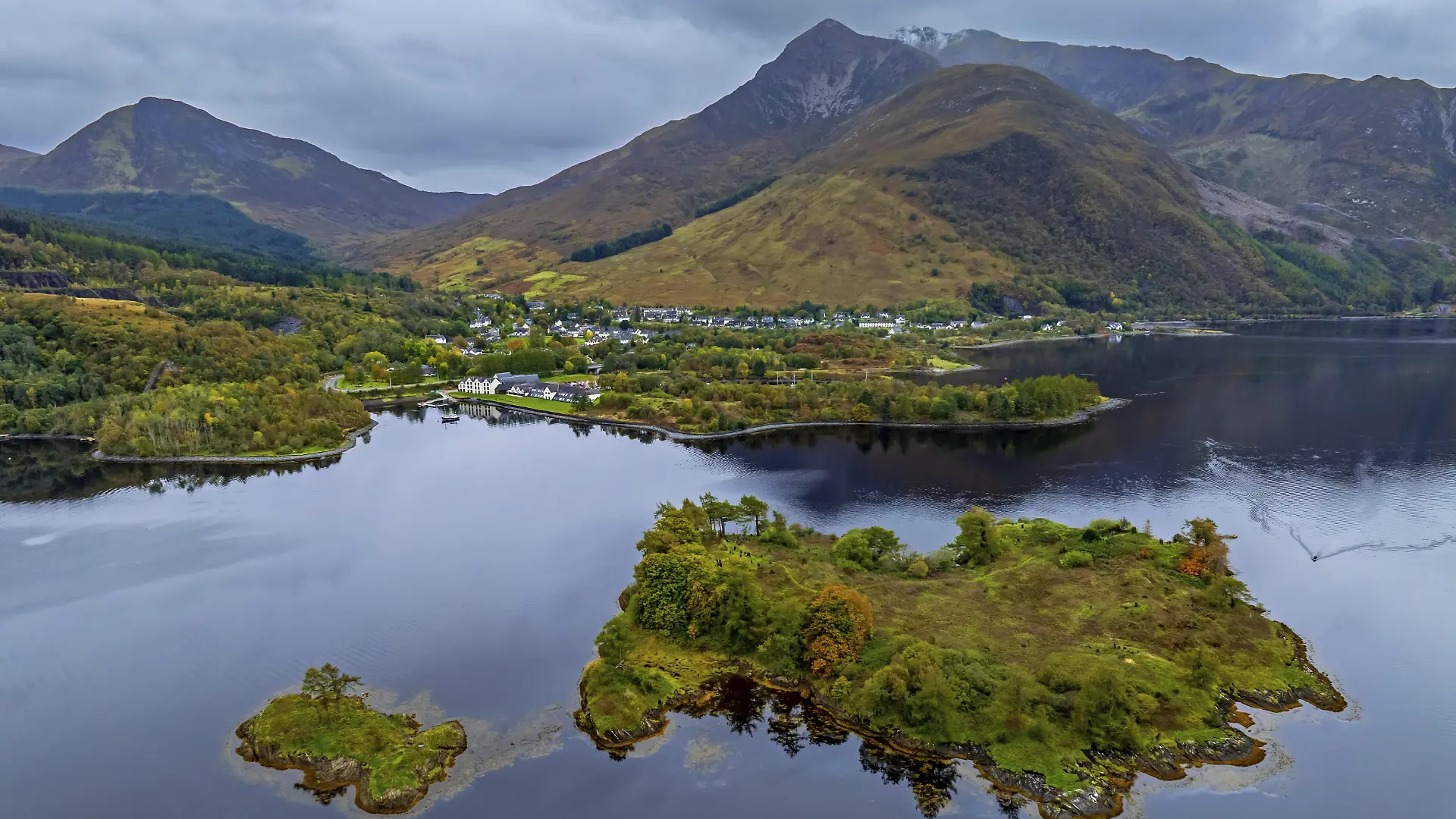 Luftaufnahme von Loch Leven, Ausblick auf Ballachulish, Schottland, Großbritannien, Europa