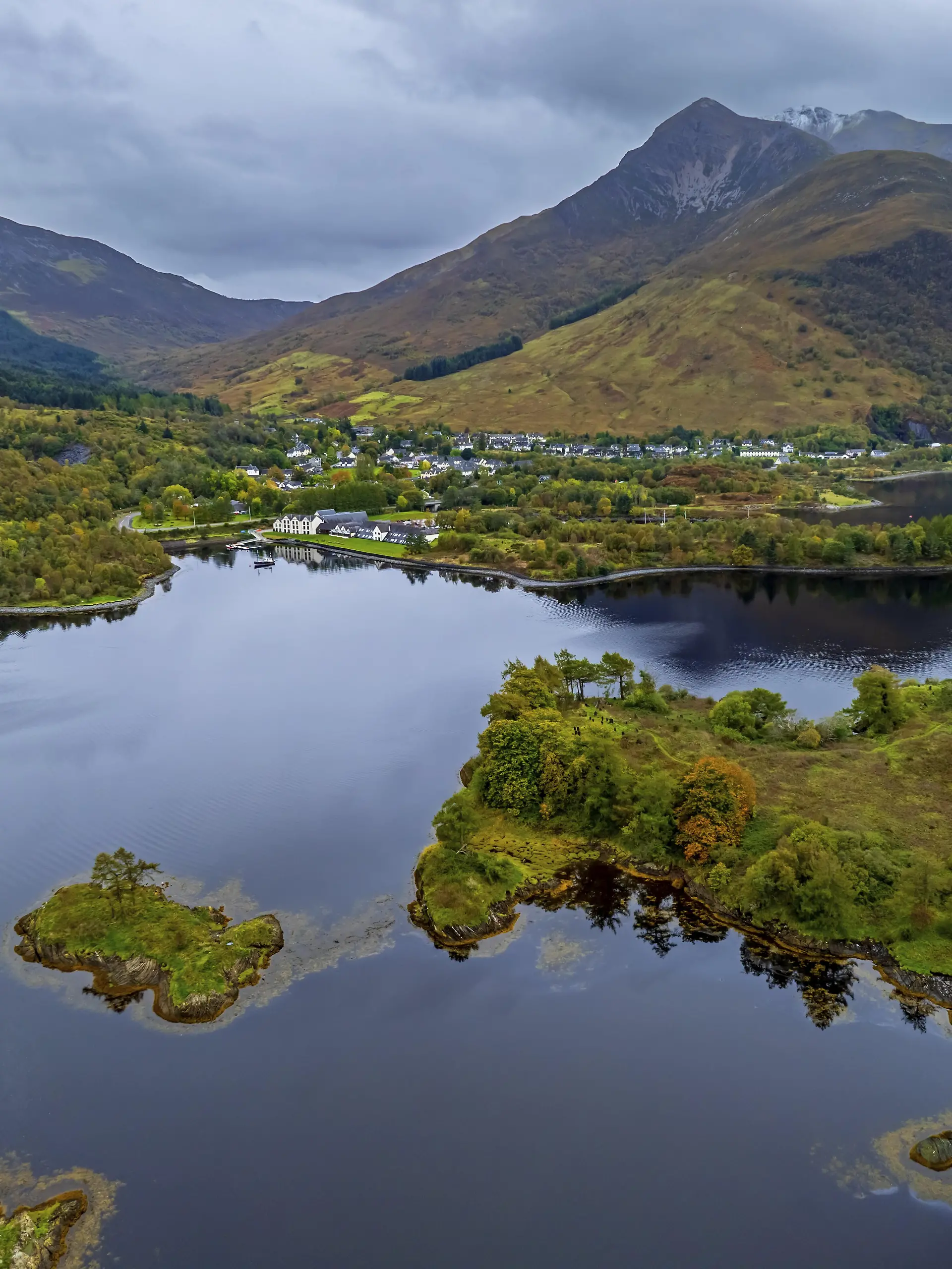 Luftaufnahme von Loch Leven, Ausblick auf Ballachulish, Schottland, Großbritannien, Europa