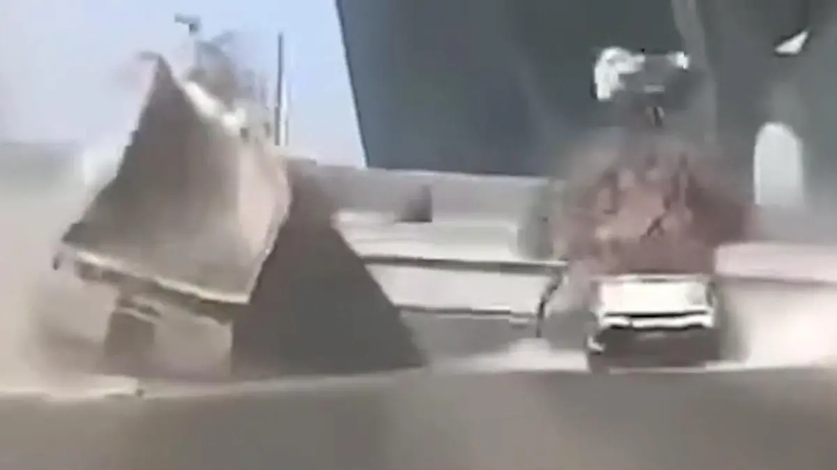 LKW kracht in Fußgängerbrücke - Einsturz! Drama in Thailand