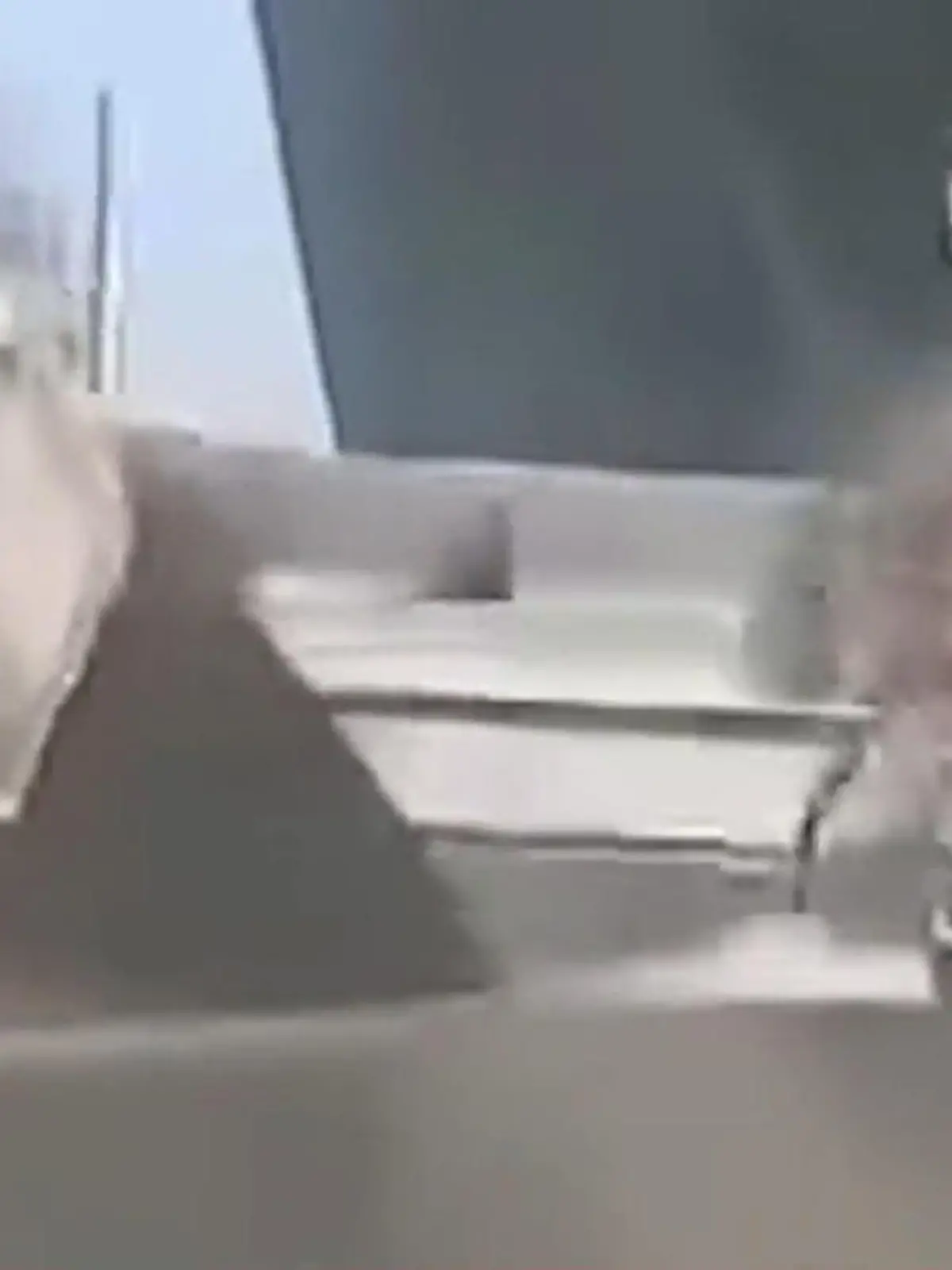 Bild zu: "LKW kracht in Fußgängerbrücke - Einsturz!"