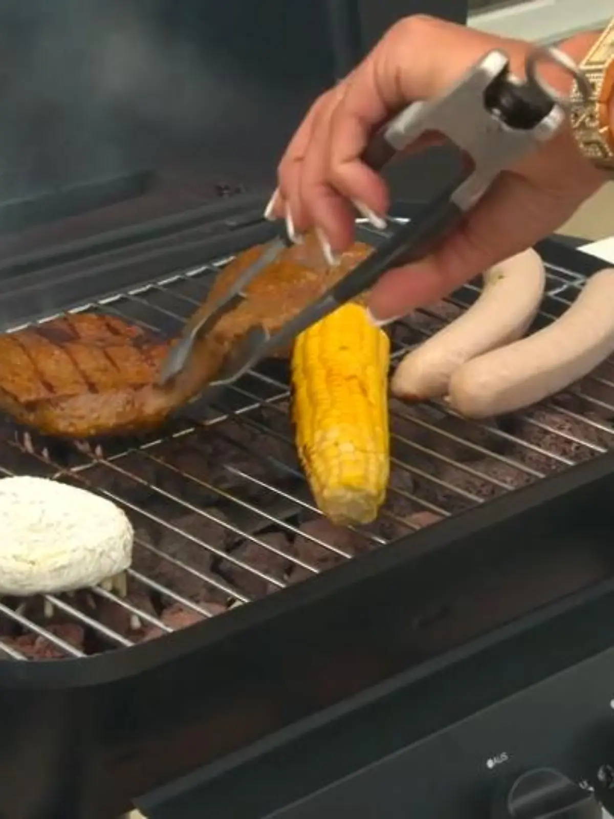 Gasgrills werden immer beliebter, weil sie super schnell heiß sind und einem Holzkohlegrill in puncto Geschmackserlebnis in nichts nachstehen. Deswegen haben wir uns gefragt: Muss es wirklich immer der Teure sein? Familie Ostermann hat für uns drei unterschiedlich teure Gasgrills getestet und kam dabei ordentlich ins Schwitzen.