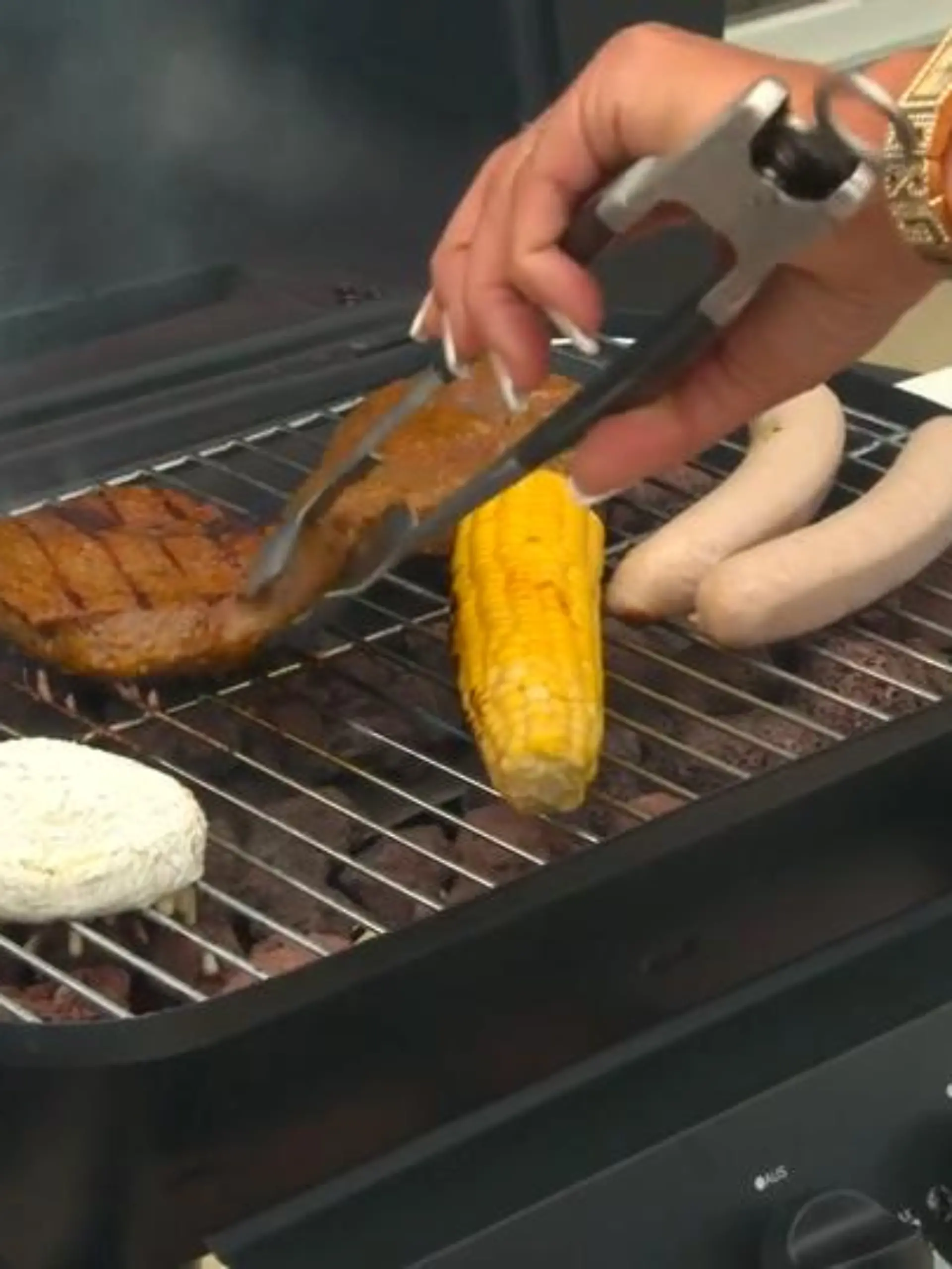 Gasgrills werden immer beliebter, weil sie super schnell heiß sind und einem Holzkohlegrill in puncto Geschmackserlebnis in nichts nachstehen. Deswegen haben wir uns gefragt: Muss es wirklich immer der Teure sein? Familie Ostermann hat für uns drei unterschiedlich teure Gasgrills getestet und kam dabei ordentlich ins Schwitzen.