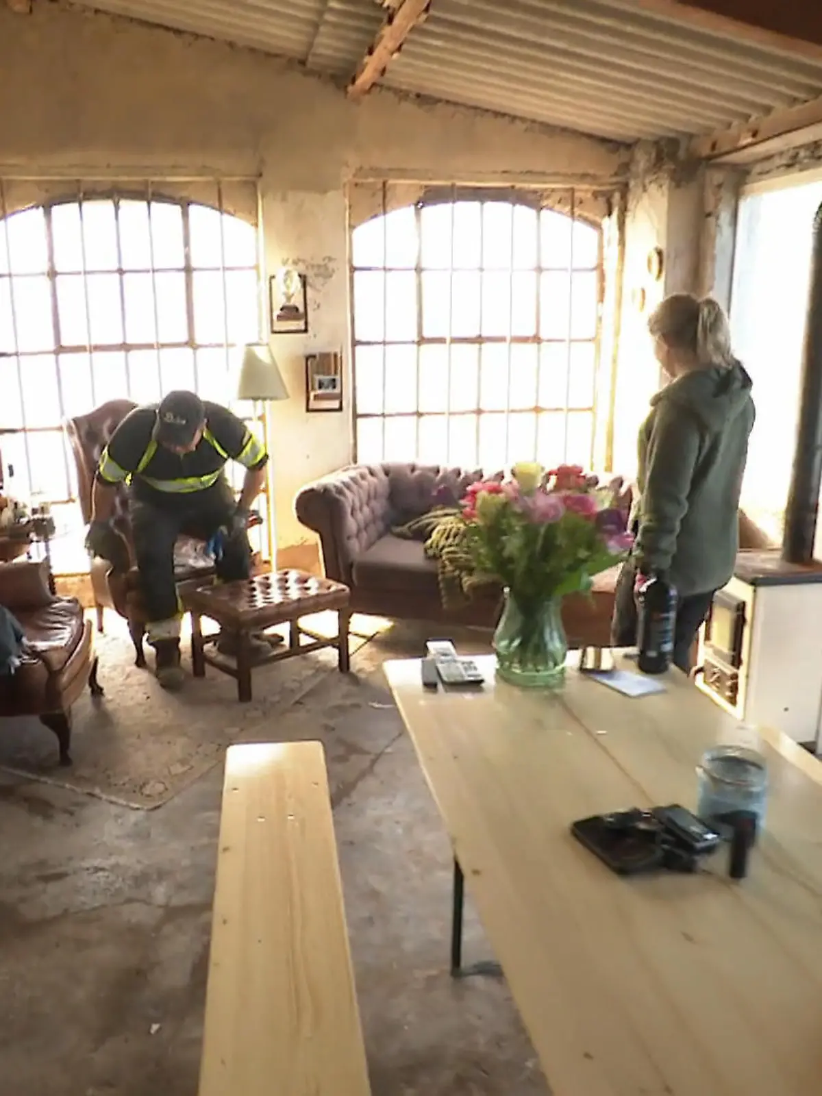 Bild zu: "Provisorium Scheune: Henrik und Lisa machen es sich gemütlich"