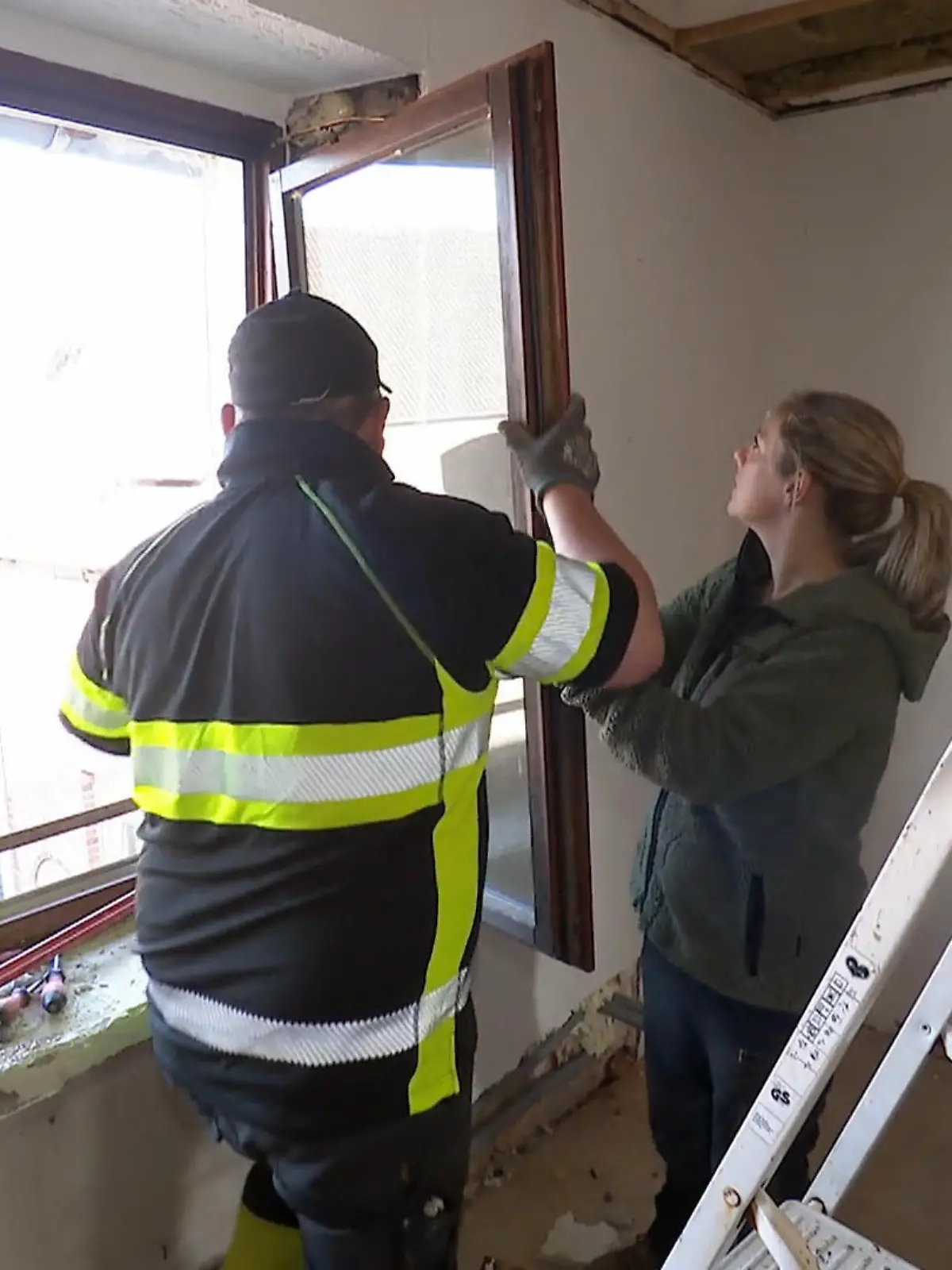 Bild zu: "Alte Fenster raus: Henrik und Lisa müssen durchziehen"