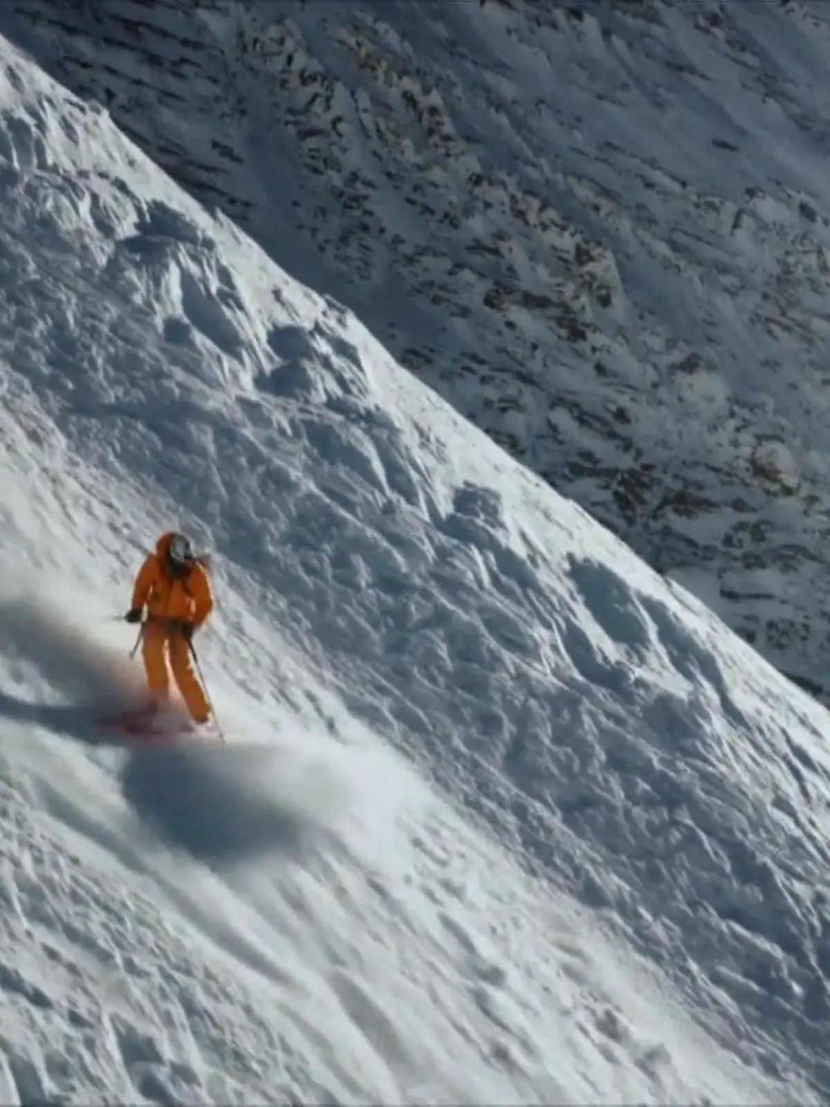 Bild zu: "Skifahrer fährt Mount Everest hinunter - vorher verstreut er Asche seiner Freundin"