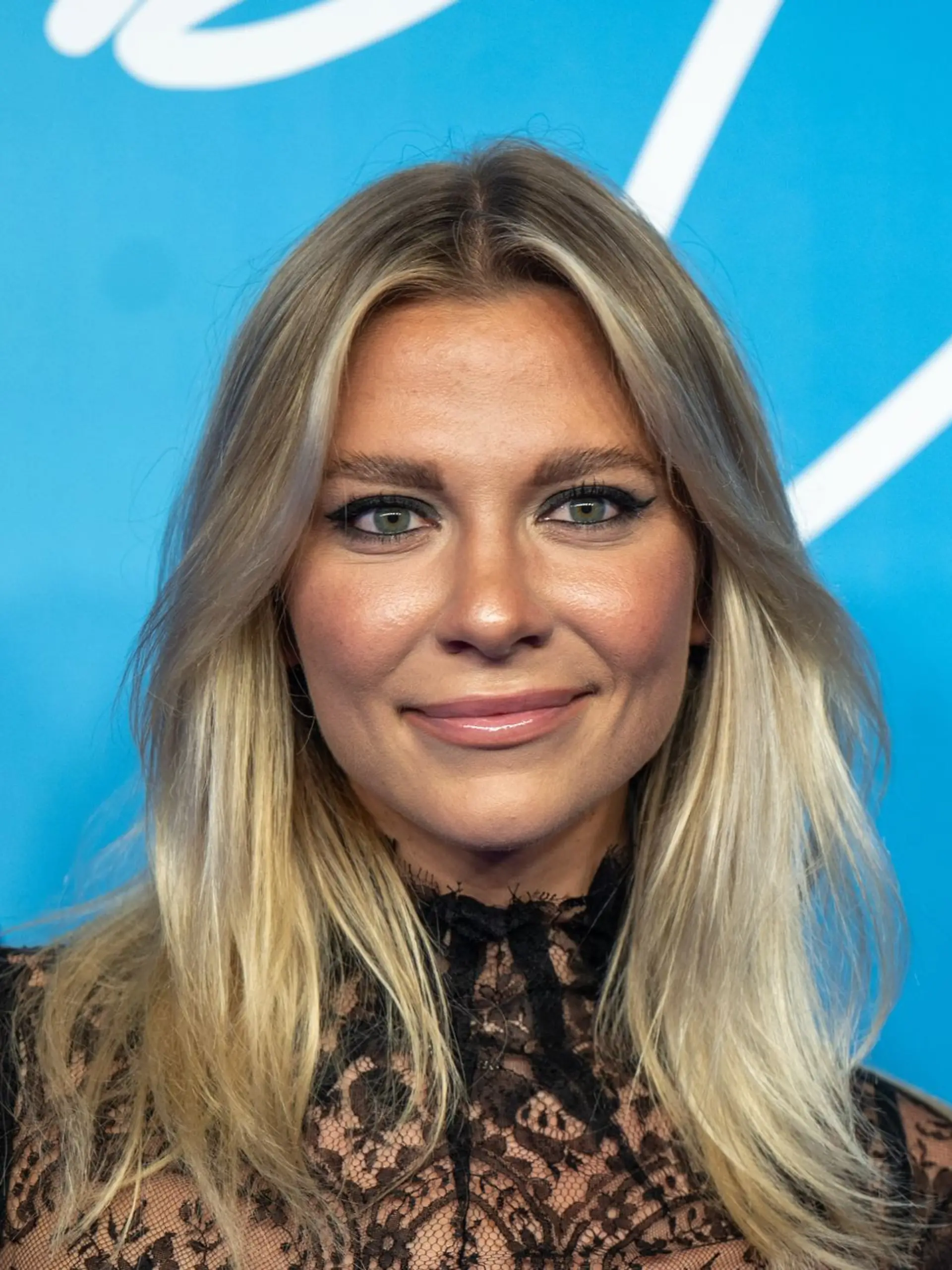 Bild zu: "SO sieht sie nicht mehr aus! Ex-GZSZ-Star überrascht mit neuem Look"