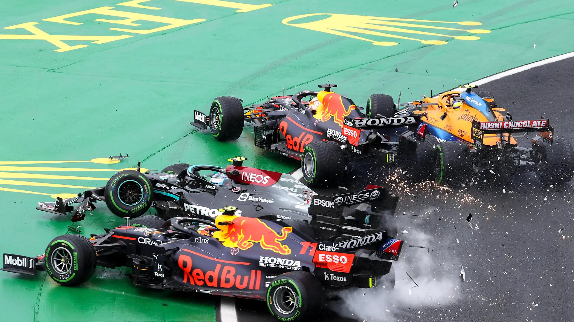 Start, 11 Sergio Perez MEX, Red Bull Racing, 77 Valtteri Bottas FIN, Mercedes-AMG Petronas F1 Team, 33 Max Verstappen NED, Red Bull Racing, 4 Lando Norris GBR, McLaren F1 Team, F1 Grand Prix of Hungary at Hungaroring on August 1, 2021 in Budapest, Hungary. Photo by HOCH ZWEI Budapest Hungary *** Start, 11 Sergio Perez MEX, Red Bull Racing , 77 Valtteri Bottas FIN, Mercedes AMG Petronas F1 Team , 33 Max Verstappen NED, Red Bull Racing , 4 Lando Norris GBR, McLaren F1 Team , F1 Grand Prix of Hungary at Hungaroring on August 1, 2021 in Budapest, Hungary Photo by HOCH ZWEI Budapest Hungary