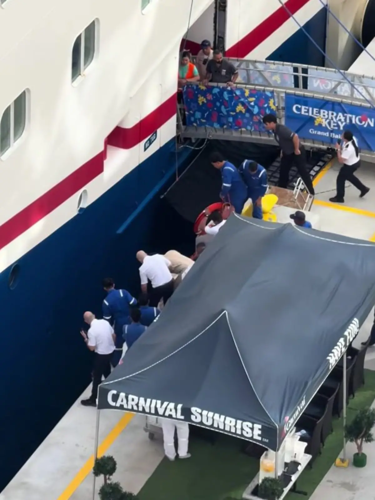 Kind stürzt vor Kreuzfahrtschiff ins Wasser, um Kind zu retten