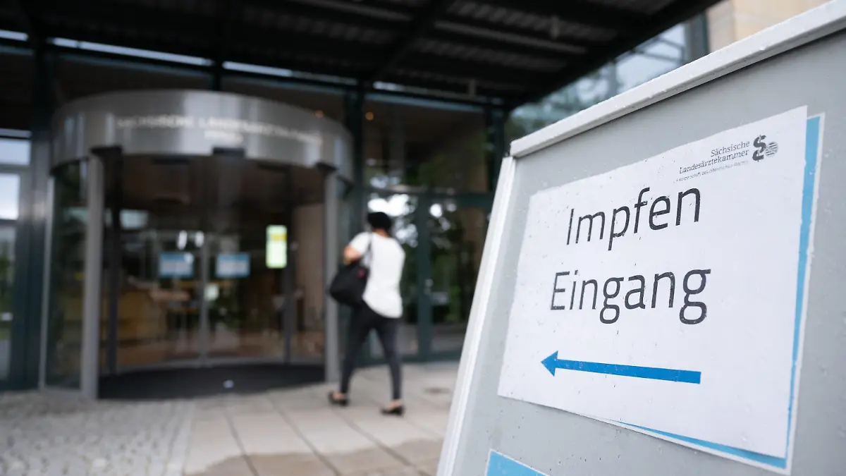30.06.2021, Sachsen, Dresden: Ein Schild mit der Aufschrift "Impfen Eingang" steht vor der Sächsischen Landesärztekammer. Am 30. Juni 2021 können sich Impfwillige ohne Termin in der Landesärztekammer mit dem Corona-Vakzin von Astrazeneca impfen lassen. Foto: Sebastian Kahnert/dpa-Zentralbild/dpa +++ dpa-Bildfunk +++