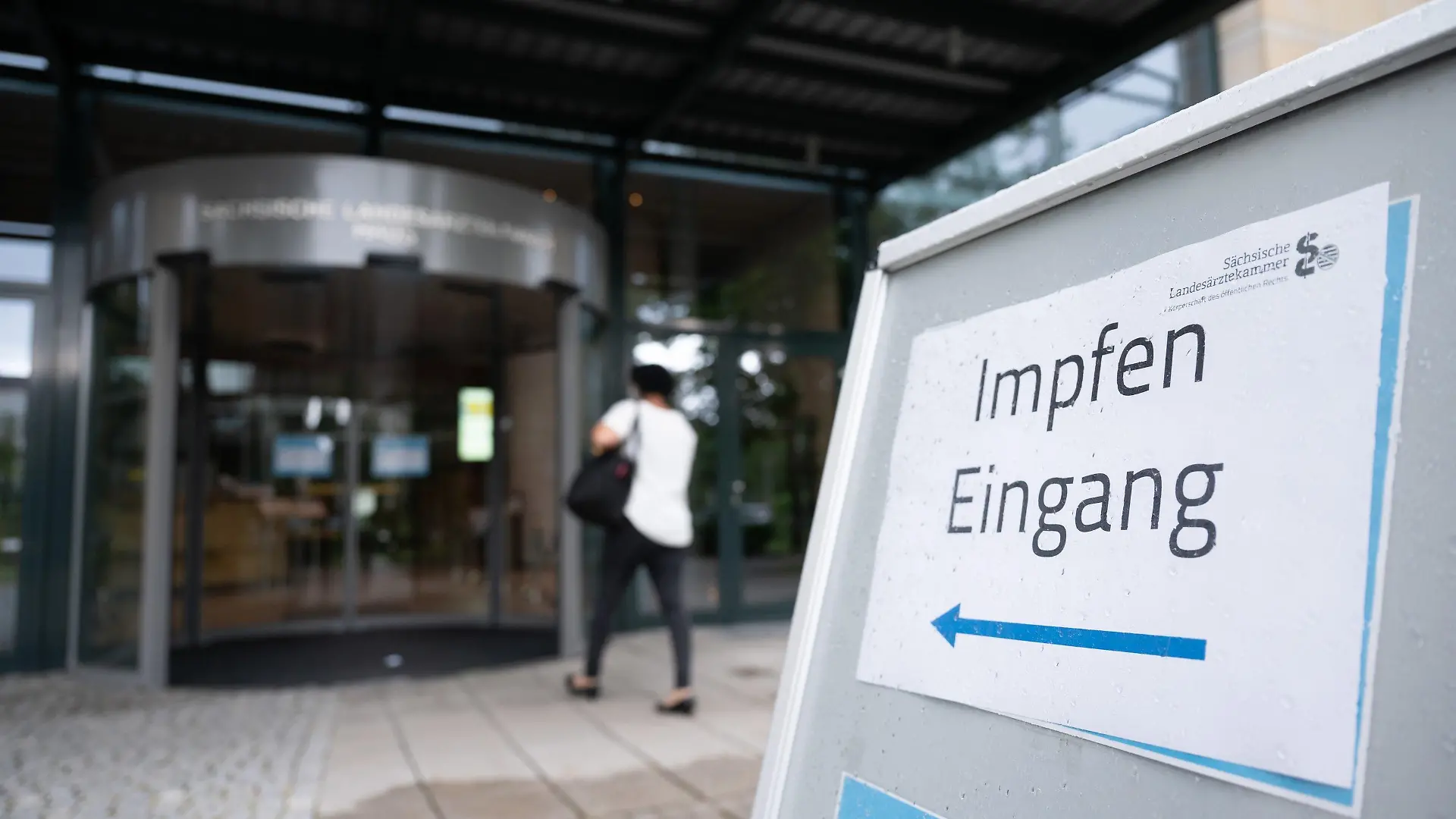 30.06.2021, Sachsen, Dresden: Ein Schild mit der Aufschrift "Impfen Eingang" steht vor der Sächsischen Landesärztekammer. Am 30. Juni 2021 können sich Impfwillige ohne Termin in der Landesärztekammer mit dem Corona-Vakzin von Astrazeneca impfen lassen. Foto: Sebastian Kahnert/dpa-Zentralbild/dpa +++ dpa-Bildfunk +++