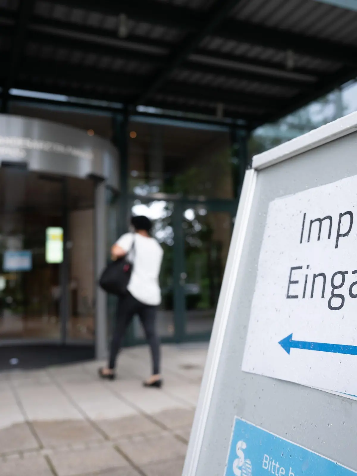 30.06.2021, Sachsen, Dresden: Ein Schild mit der Aufschrift "Impfen Eingang" steht vor der Sächsischen Landesärztekammer. Am 30. Juni 2021 können sich Impfwillige ohne Termin in der Landesärztekammer mit dem Corona-Vakzin von Astrazeneca impfen lassen. Foto: Sebastian Kahnert/dpa-Zentralbild/dpa +++ dpa-Bildfunk +++