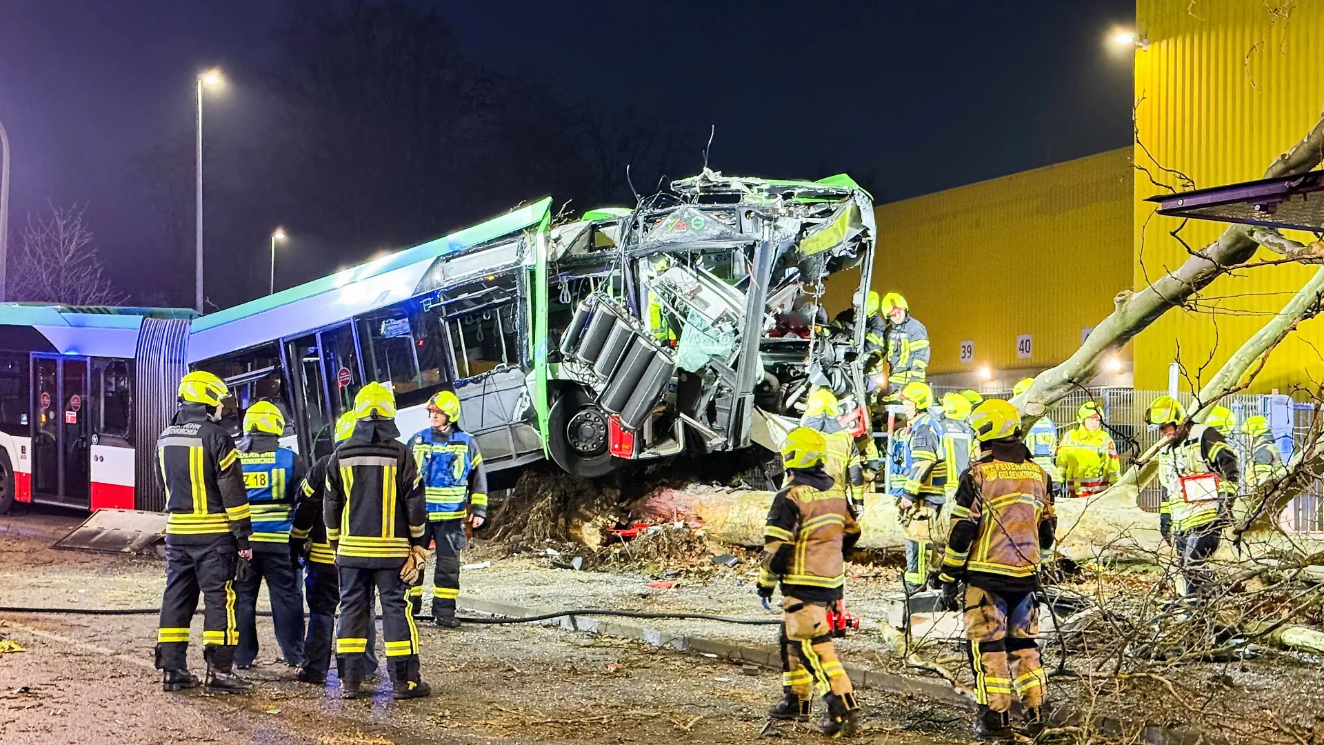 Linienbus kollidiert mit Baum in Gelsenkirchen Fahrer Schwerst eingeklemmt