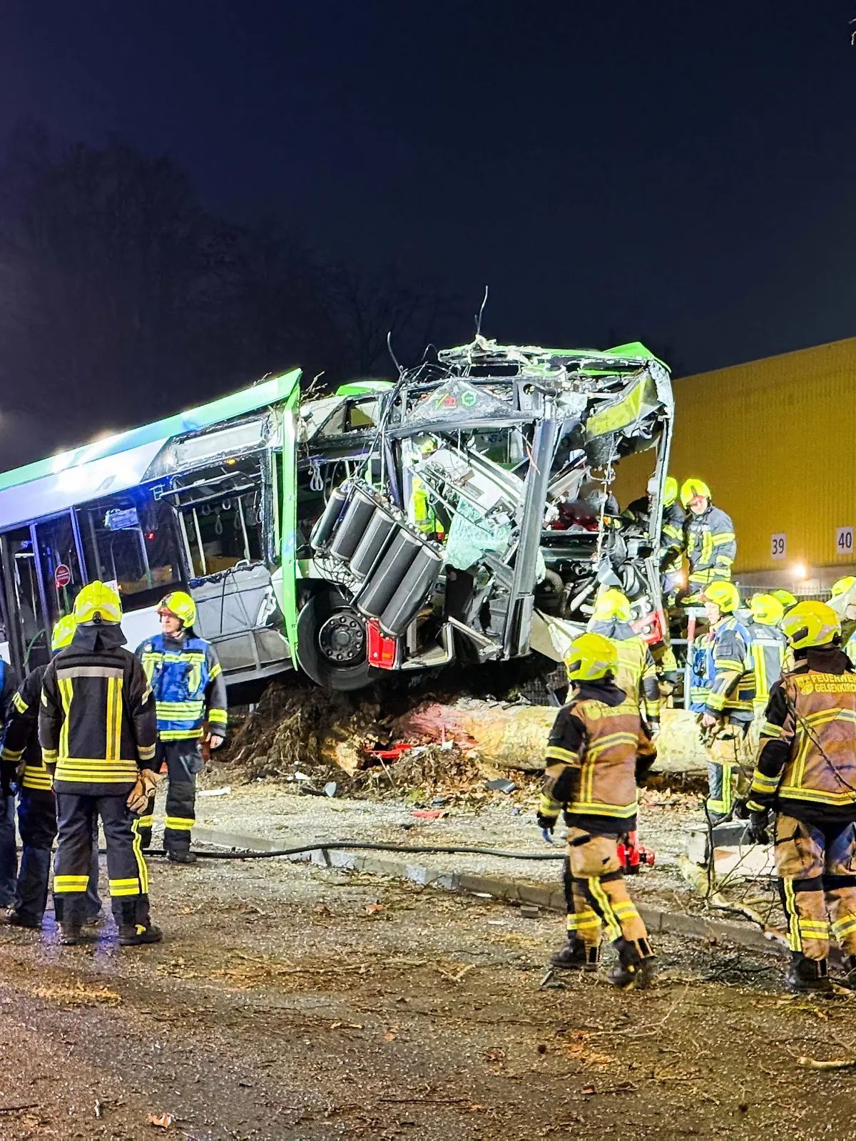 Linienbus kollidiert mit Baum in Gelsenkirchen Fahrer Schwerst eingeklemmt