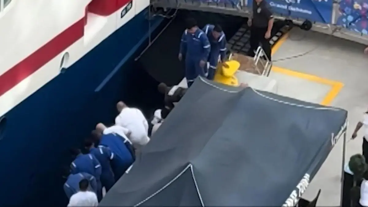 Mutter springt vor Kreuzfahrtschiff ins Wasser, um Tochter (4) zu retten Sie zögert keine Sekunde