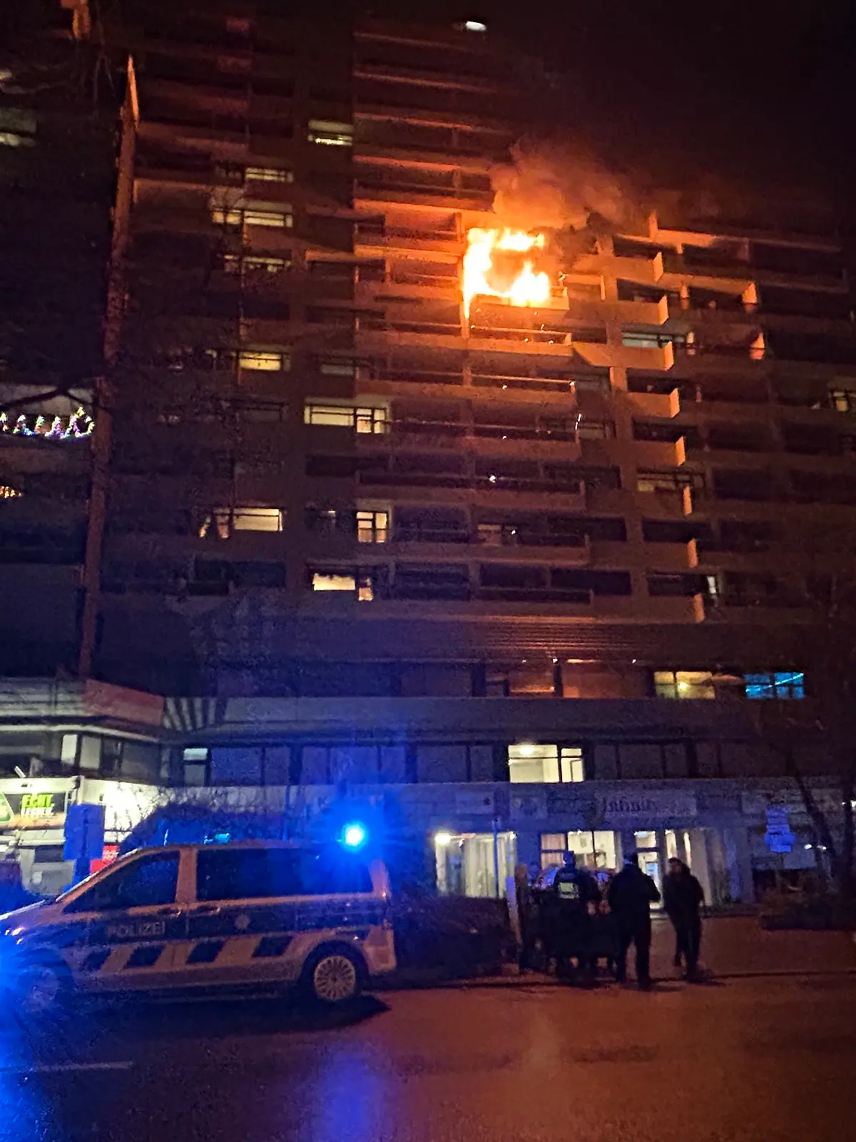 Bild zu: "Silvester 2025 im Live-Ticker: Frau (70) stirbt bei Hausexplosion in Bochum"