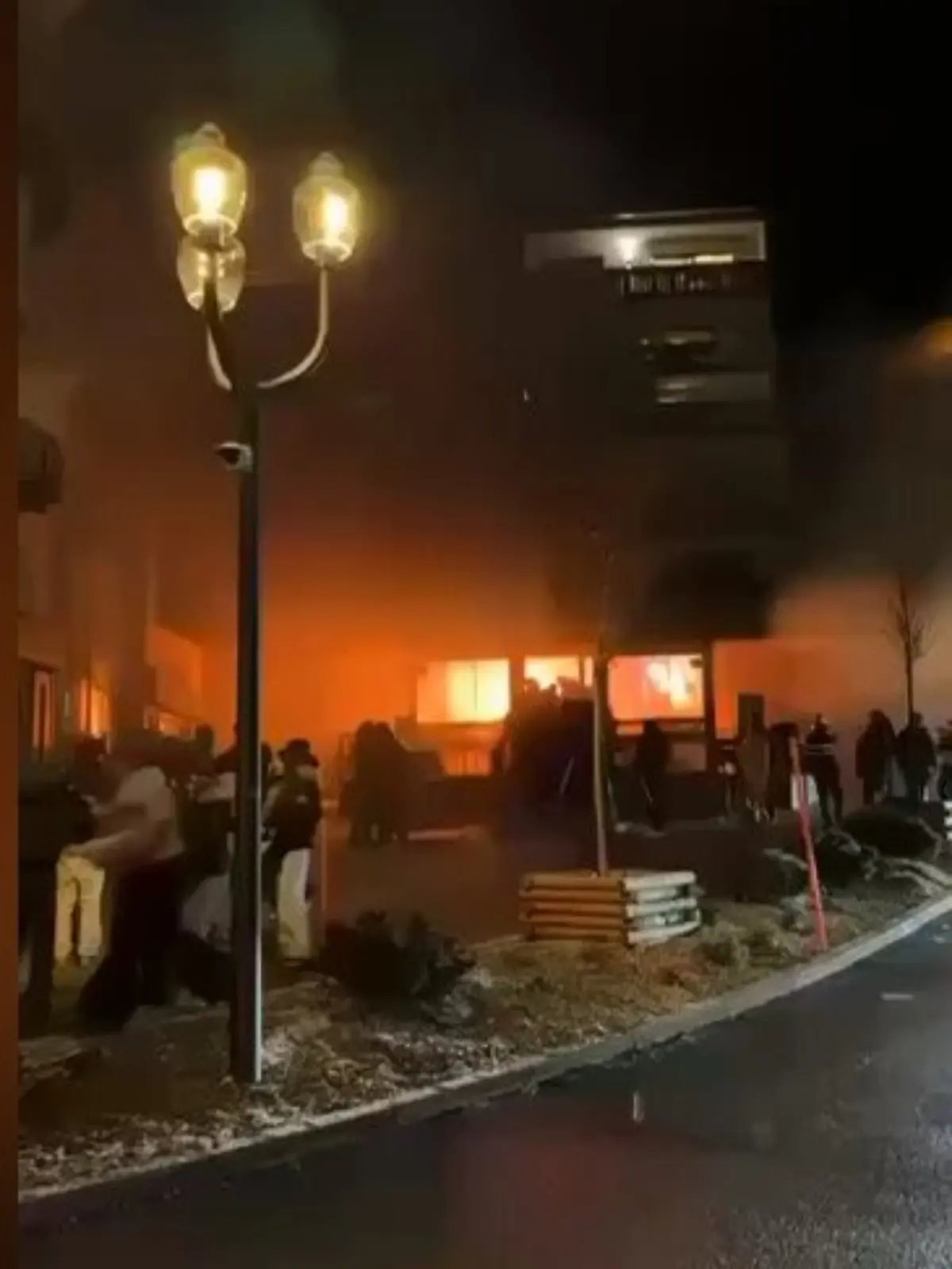 Bei einer Explosion in einer Bar im Schweizer Luxus-Skiort Crans-Montana im Kanton Wallis sind nach Angaben der Polizei mehrere Menschen ums Leben gekommen.