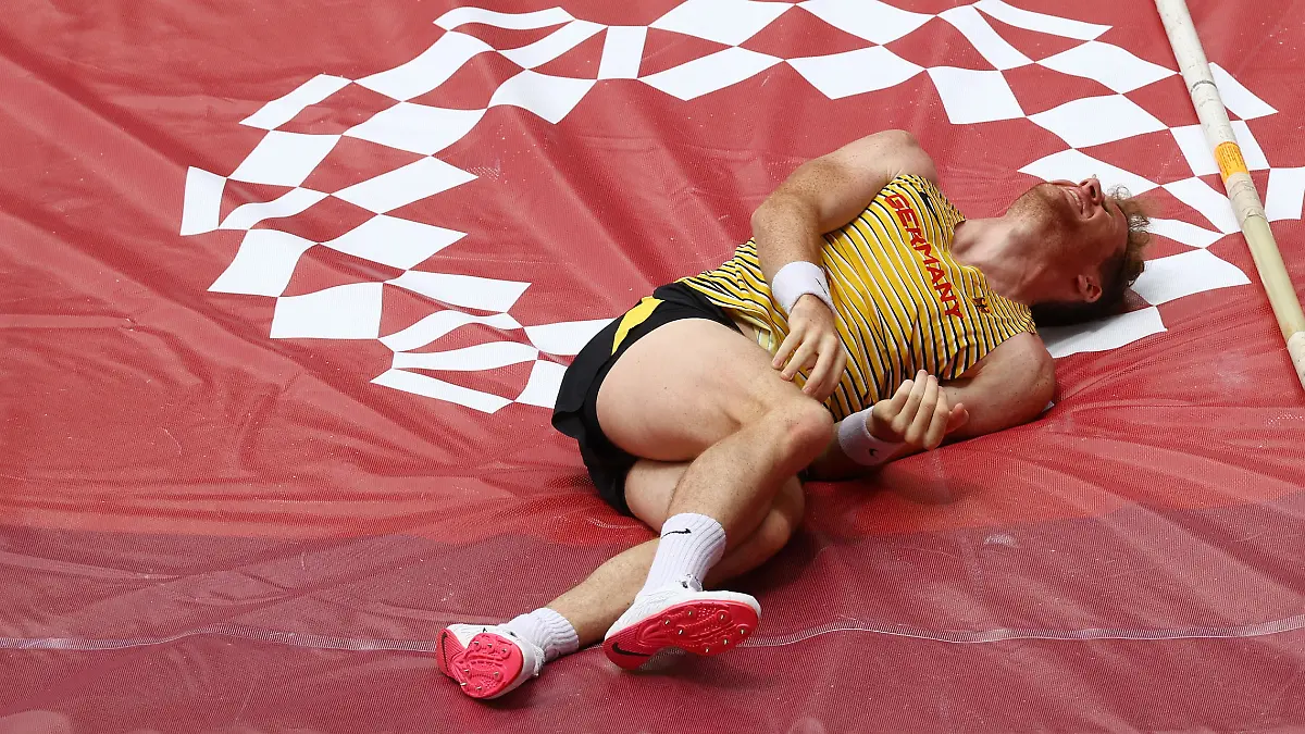 Tokyo 2020 Olympics - Athletics - Men's Pole Vault - Qualification - OLS - Olympic Stadium, Tokyo, Japan - July 31, 2021. Torben Blech of Germany reacts after sustaining an injury REUTERS/Kai Pfaffenbach