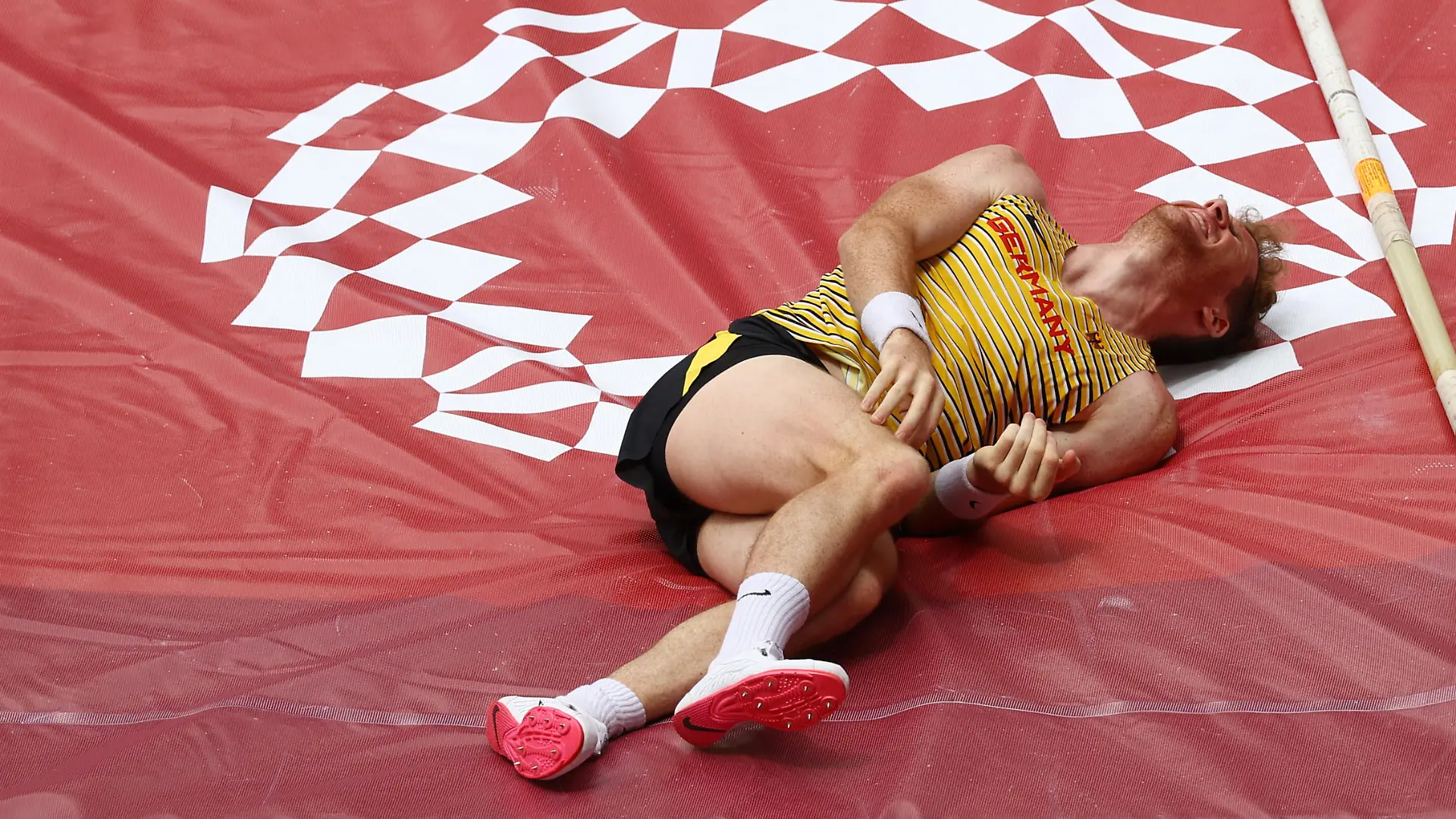Tokyo 2020 Olympics - Athletics - Men's Pole Vault - Qualification - OLS - Olympic Stadium, Tokyo, Japan - July 31, 2021. Torben Blech of Germany reacts after sustaining an injury REUTERS/Kai Pfaffenbach