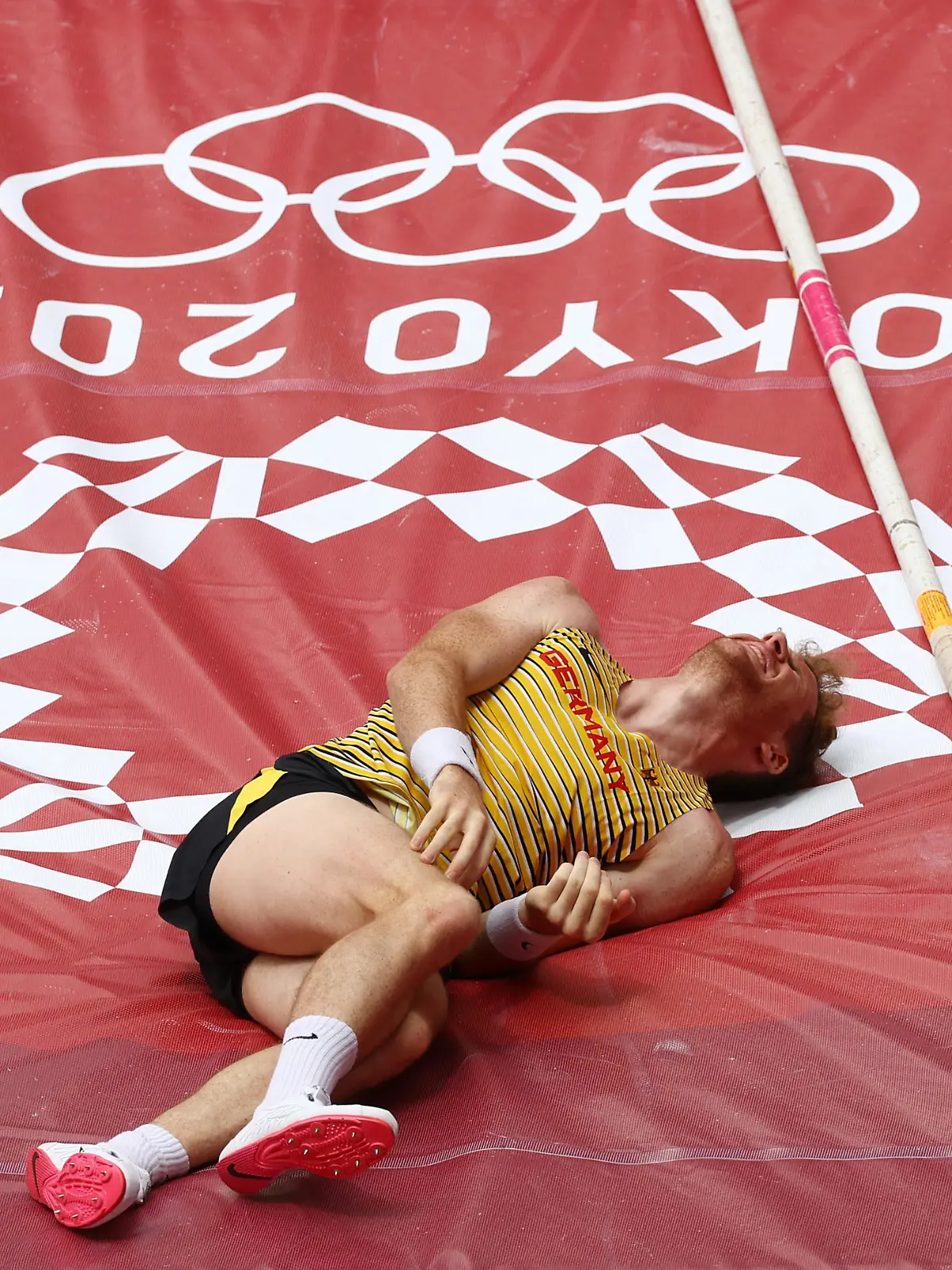Tokyo 2020 Olympics - Athletics - Men's Pole Vault - Qualification - OLS - Olympic Stadium, Tokyo, Japan - July 31, 2021. Torben Blech of Germany reacts after sustaining an injury REUTERS/Kai Pfaffenbach